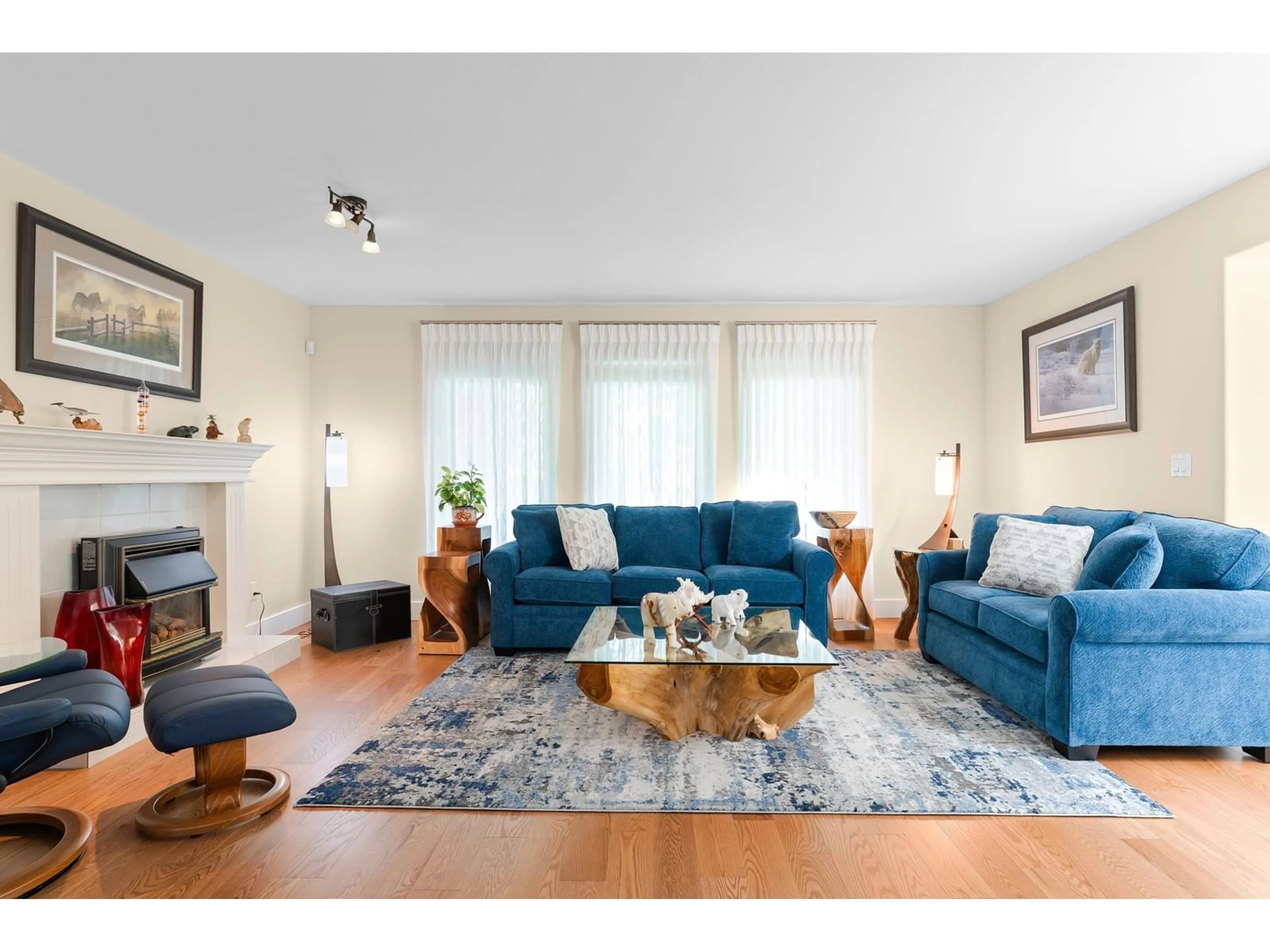 Living room with furniture, wood/laminate floor for 9253 203B, Langley British Columbia V1M2L8