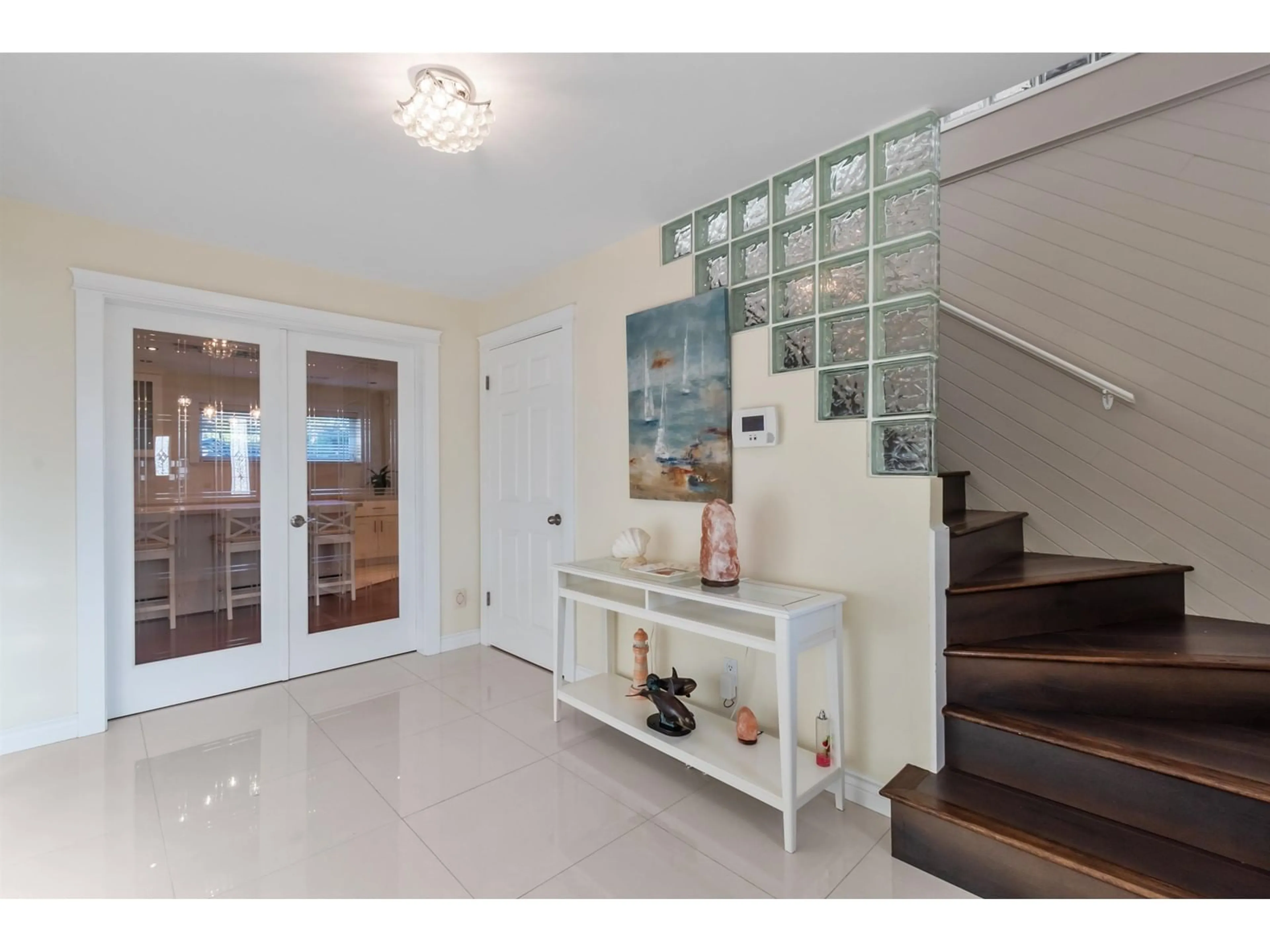 Indoor entryway for 15531 ROPER, White Rock British Columbia V4B2G4