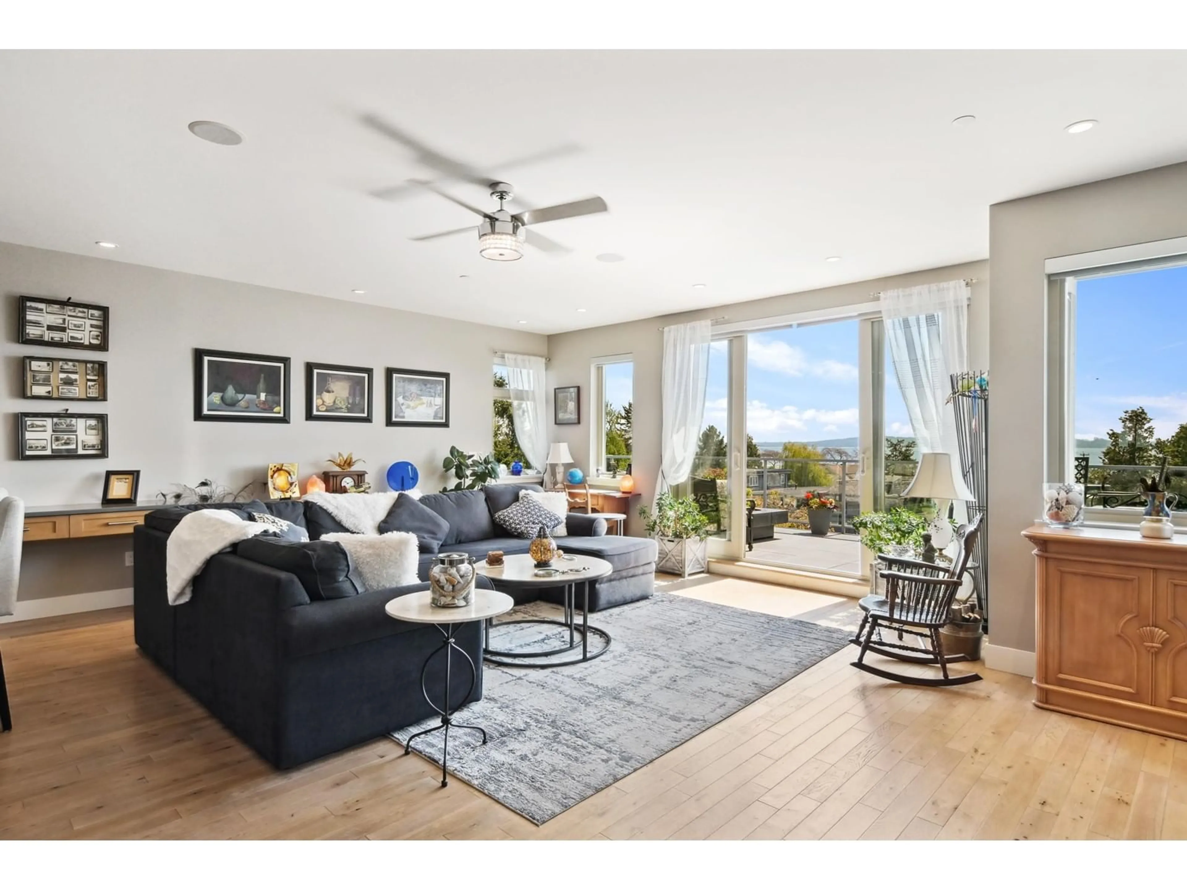 Living room with furniture, unknown for 14738 MCDONALD, White Rock British Columbia V4B2C8