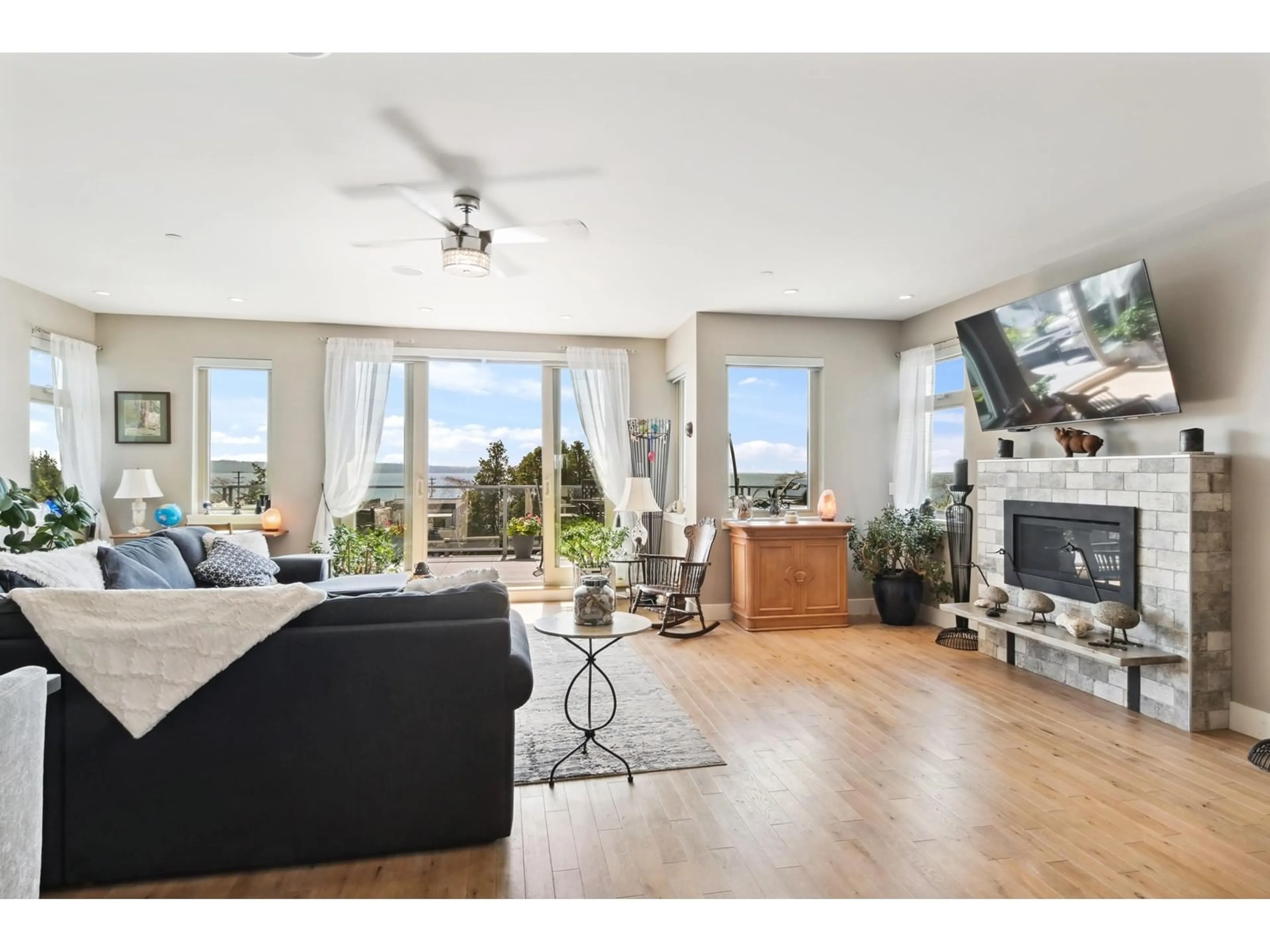 Living room with furniture, wood/laminate floor for 14738 MCDONALD, White Rock British Columbia V4B2C8