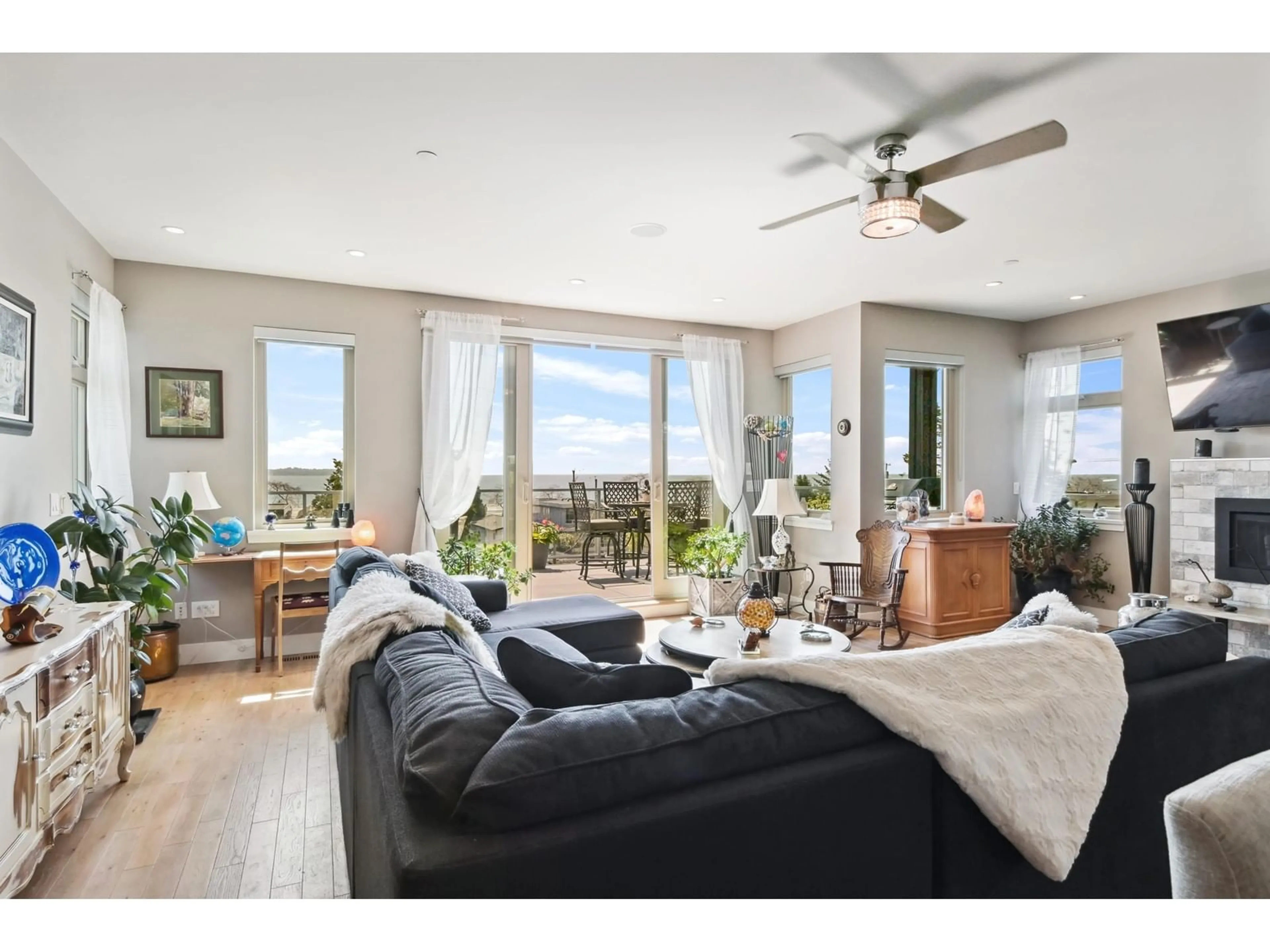 Living room with furniture, wood/laminate floor for 14738 MCDONALD, White Rock British Columbia V4B2C8