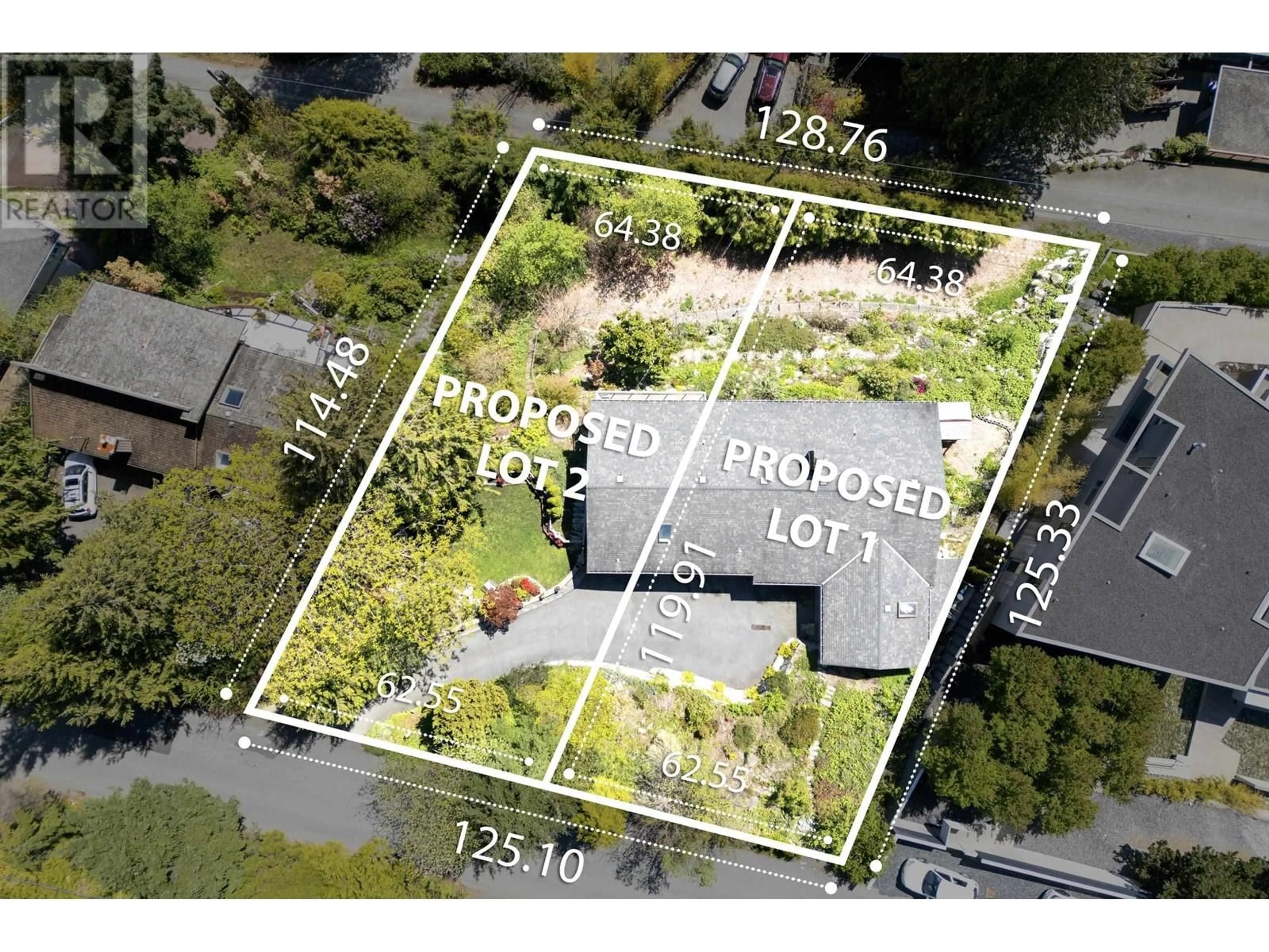 A pic from outside/outdoor area/front of a property/back of a property/a pic from drone, street for 930 ESQUIMALT AVENUE, West Vancouver British Columbia V7T1J8