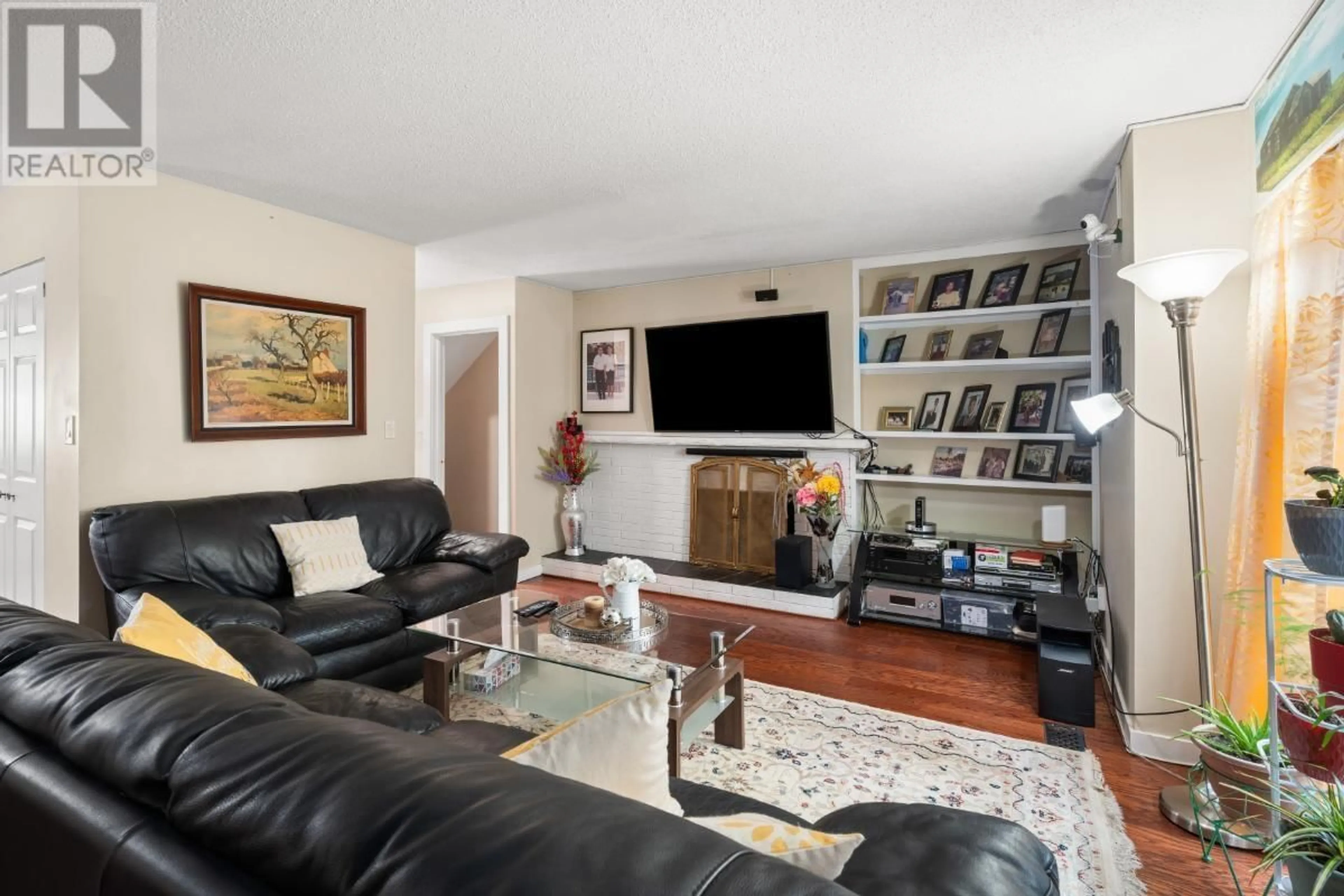 Living room with furniture, unknown for 883 OLD LILLOOET ROAD, North Vancouver British Columbia V7J2H6