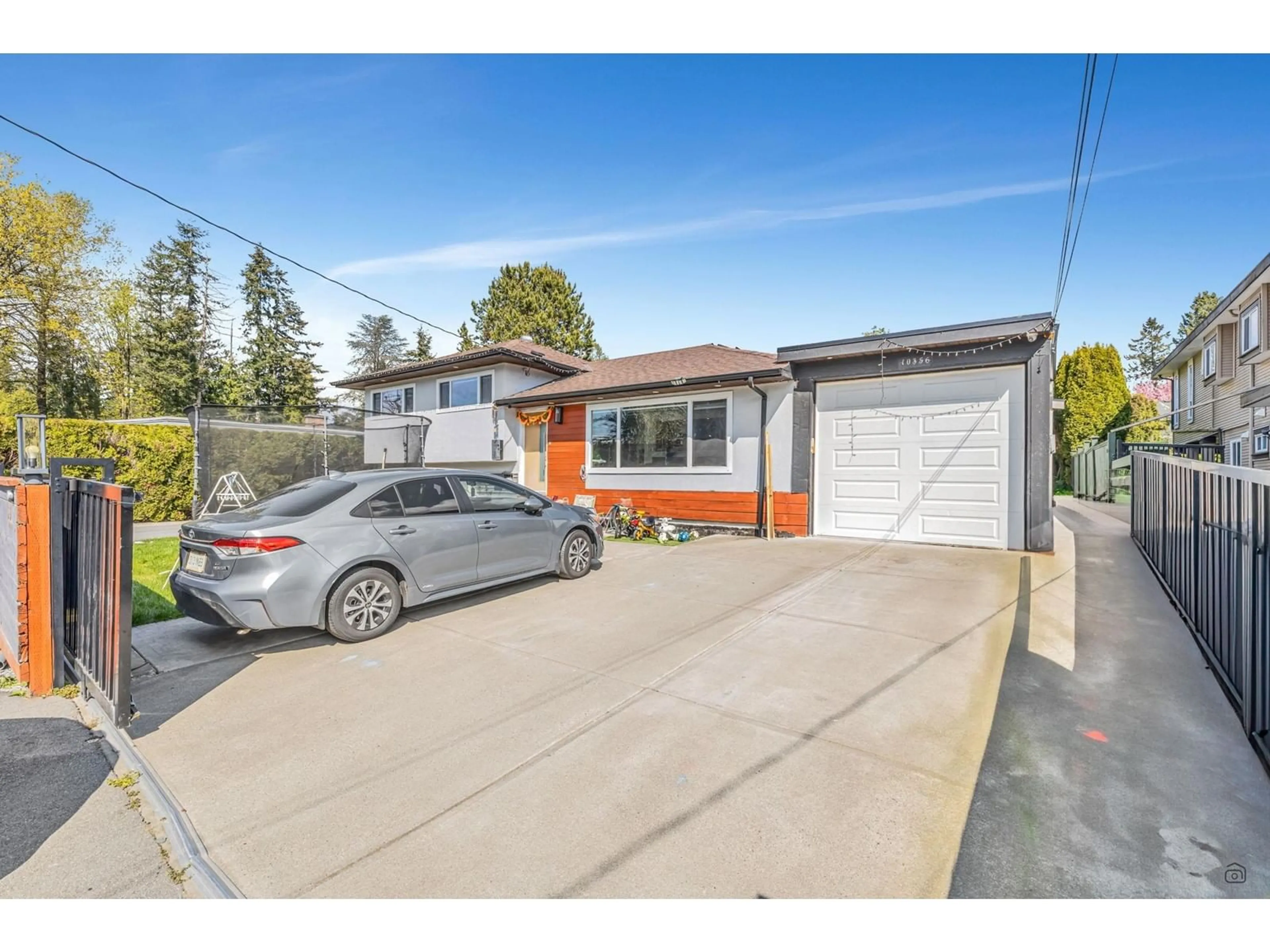 A pic from outside/outdoor area/front of a property/back of a property/a pic from drone, street for 10356 126, Surrey British Columbia V3V5E9
