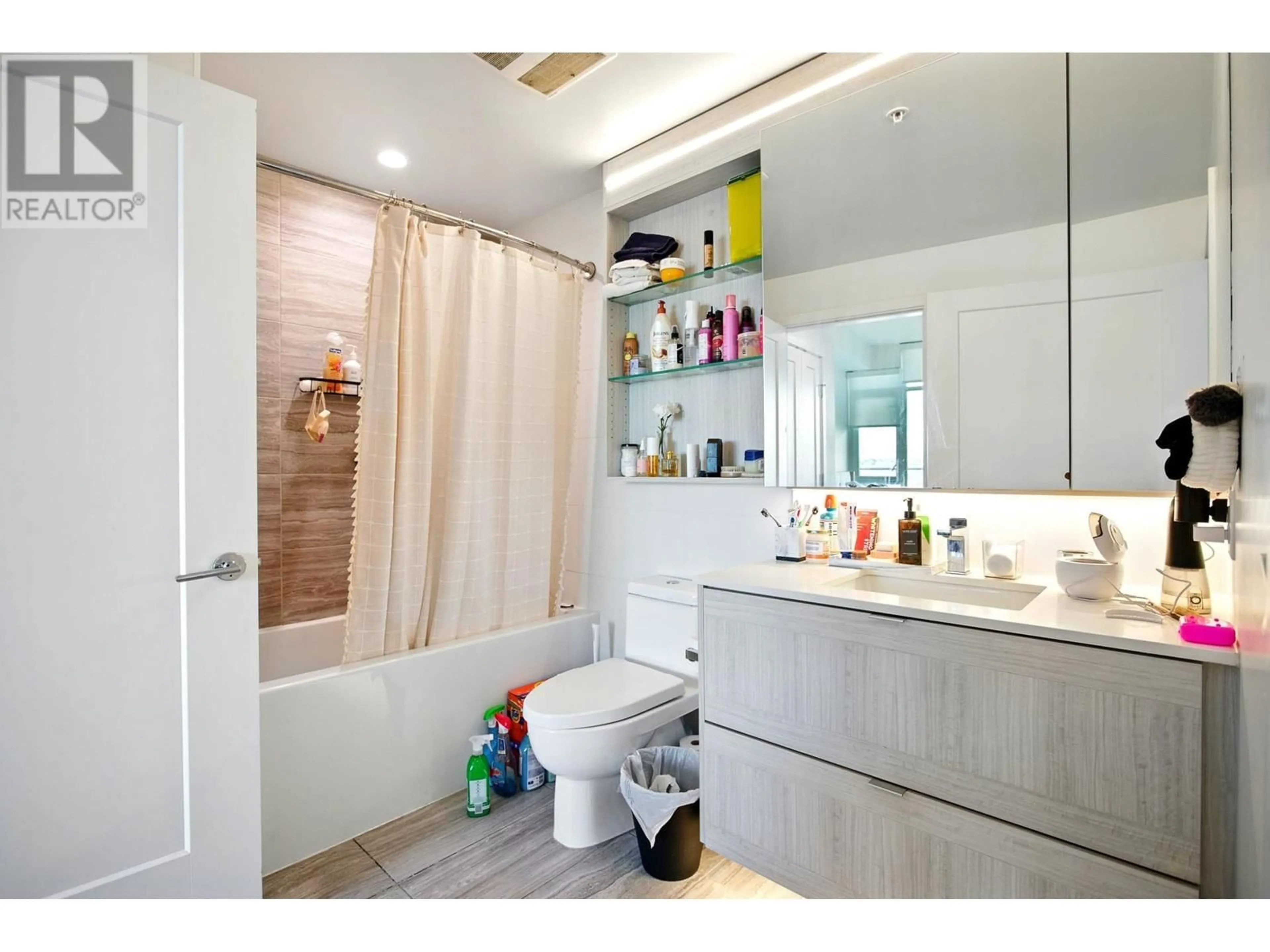Contemporary bathroom, ceramic/tile floor for 1203 - 2351 BETA AVENUE, Burnaby British Columbia V5C0M2