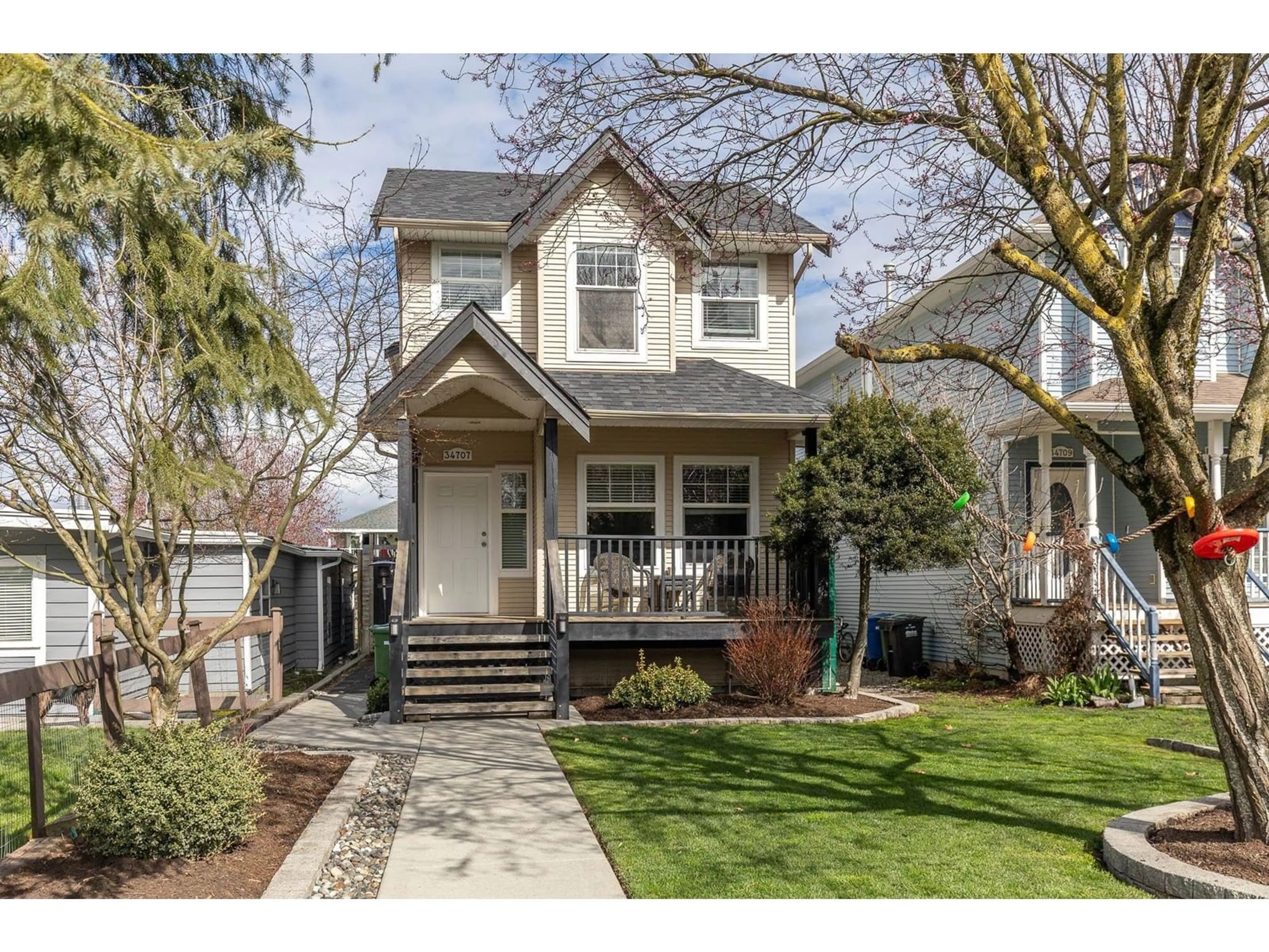 Home with vinyl exterior material, street for 34707 4, Abbotsford British Columbia V2S8B8