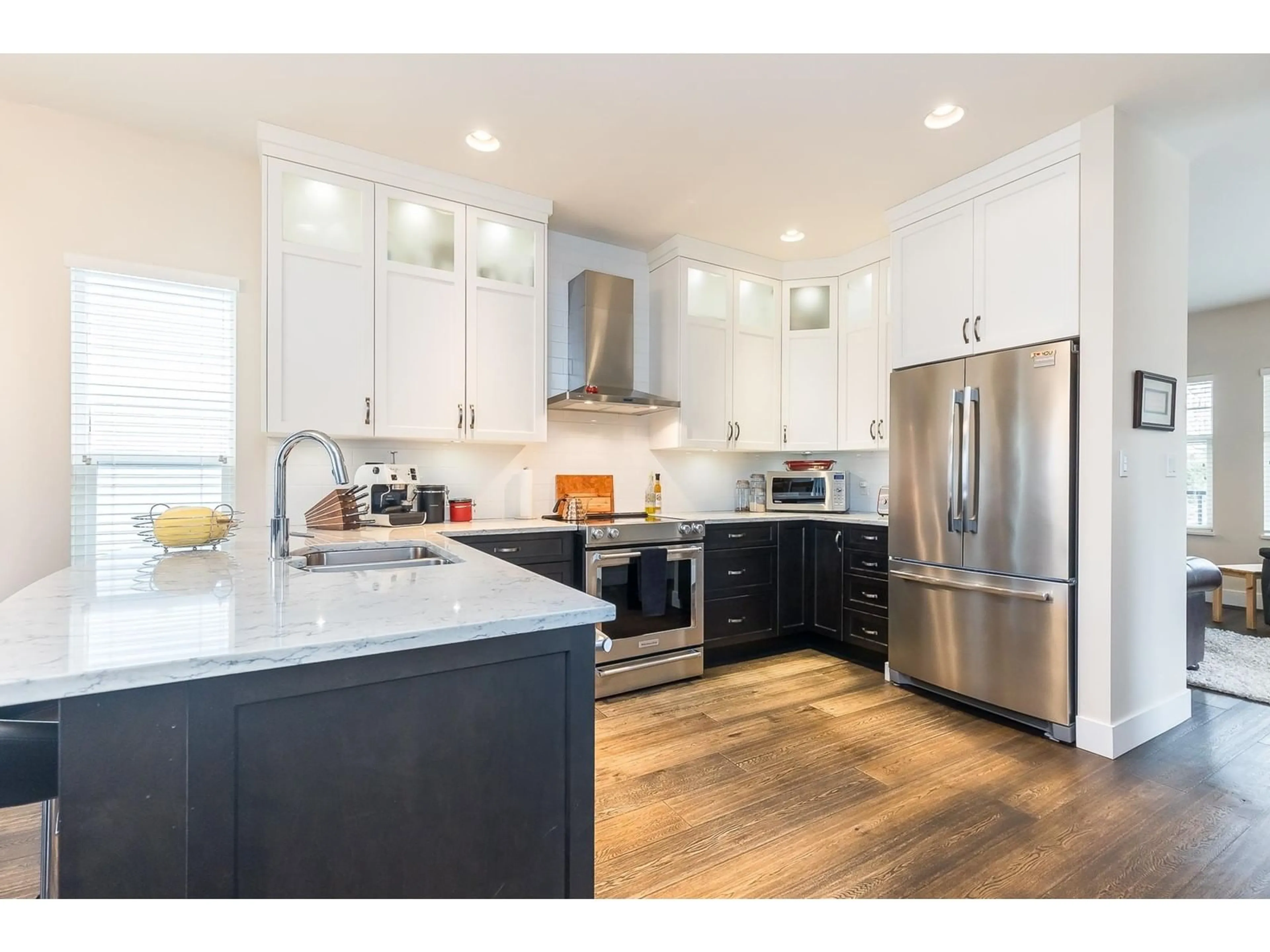 Open concept kitchen, wood/laminate floor for 34707 4, Abbotsford British Columbia V2S8B8
