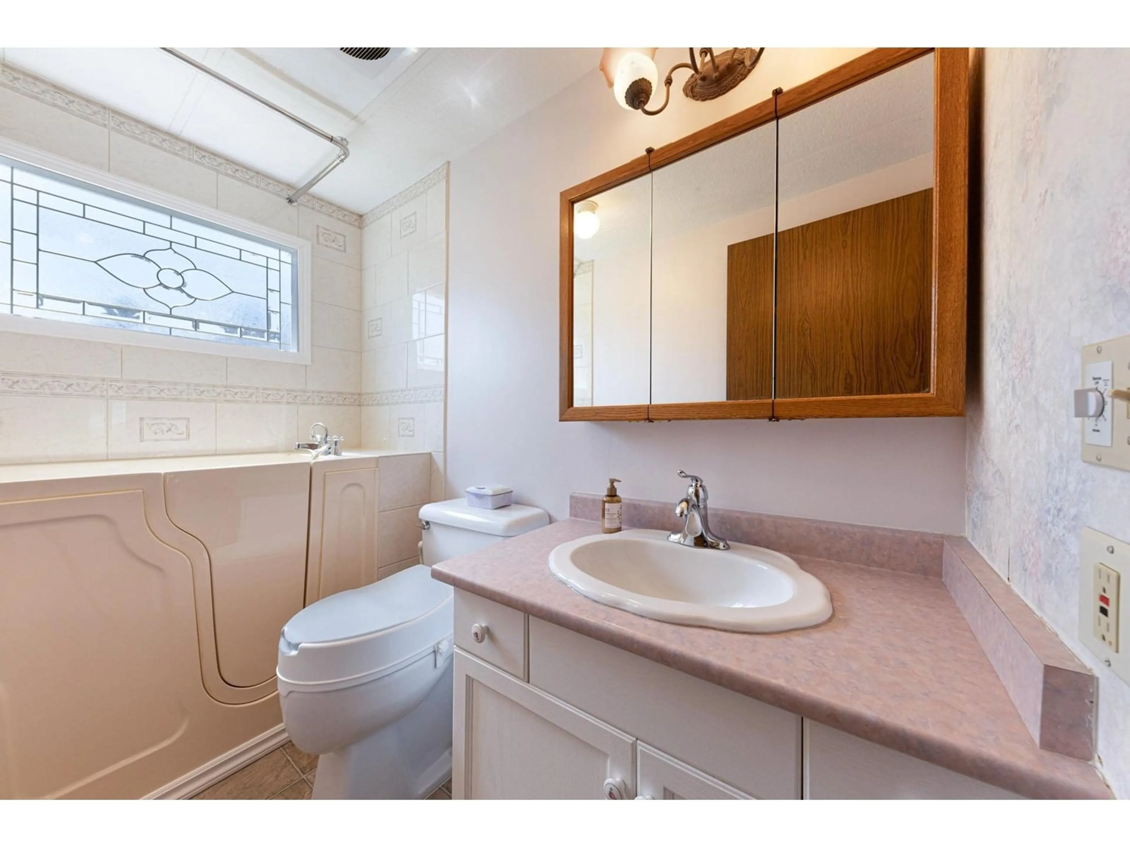 Standard bathroom, ceramic/tile floor for 87 - 15875 20, Surrey British Columbia V4A2B1