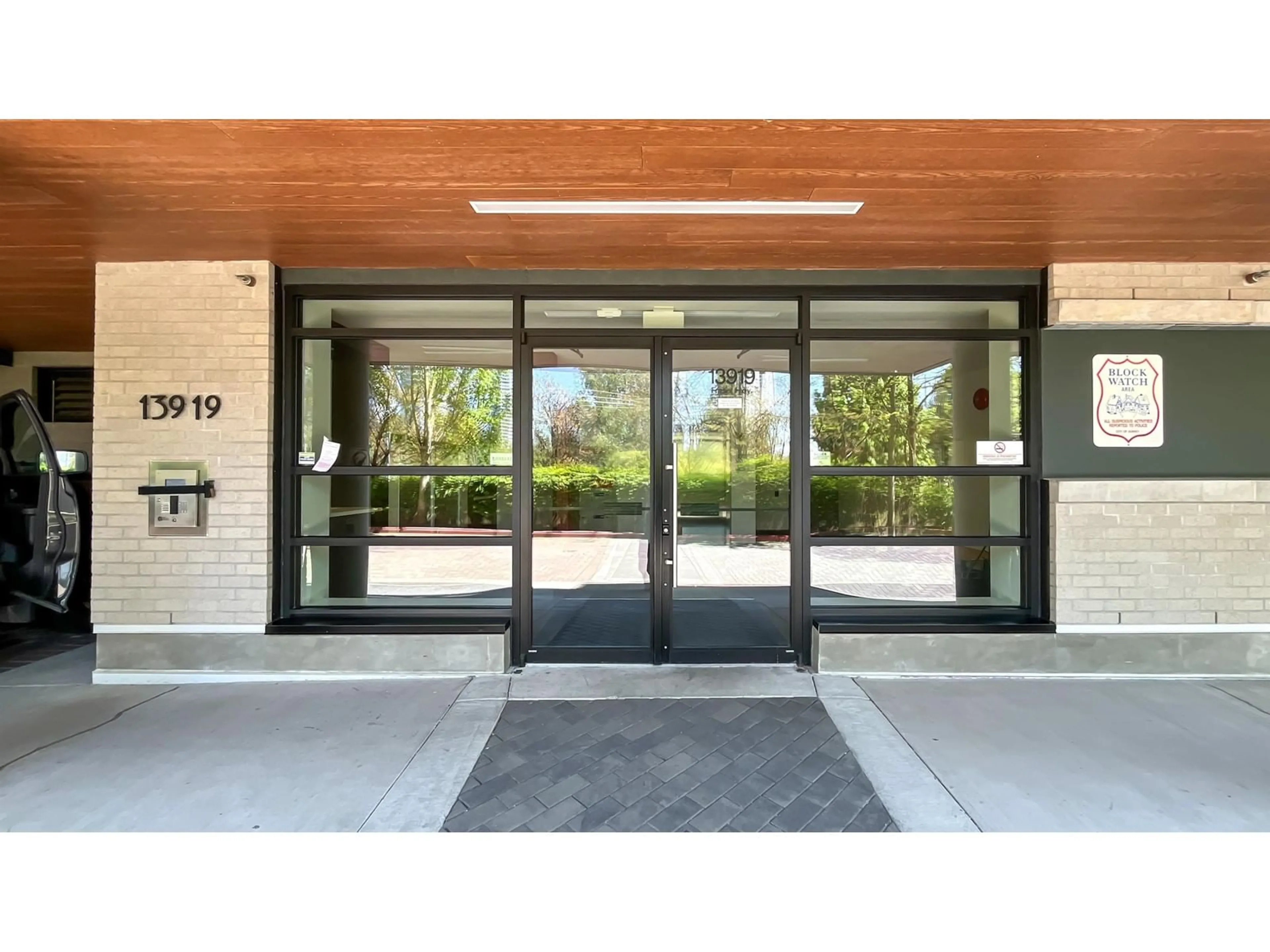 Indoor foyer for 212 - 13919 FRASER, Surrey British Columbia V3T4E6