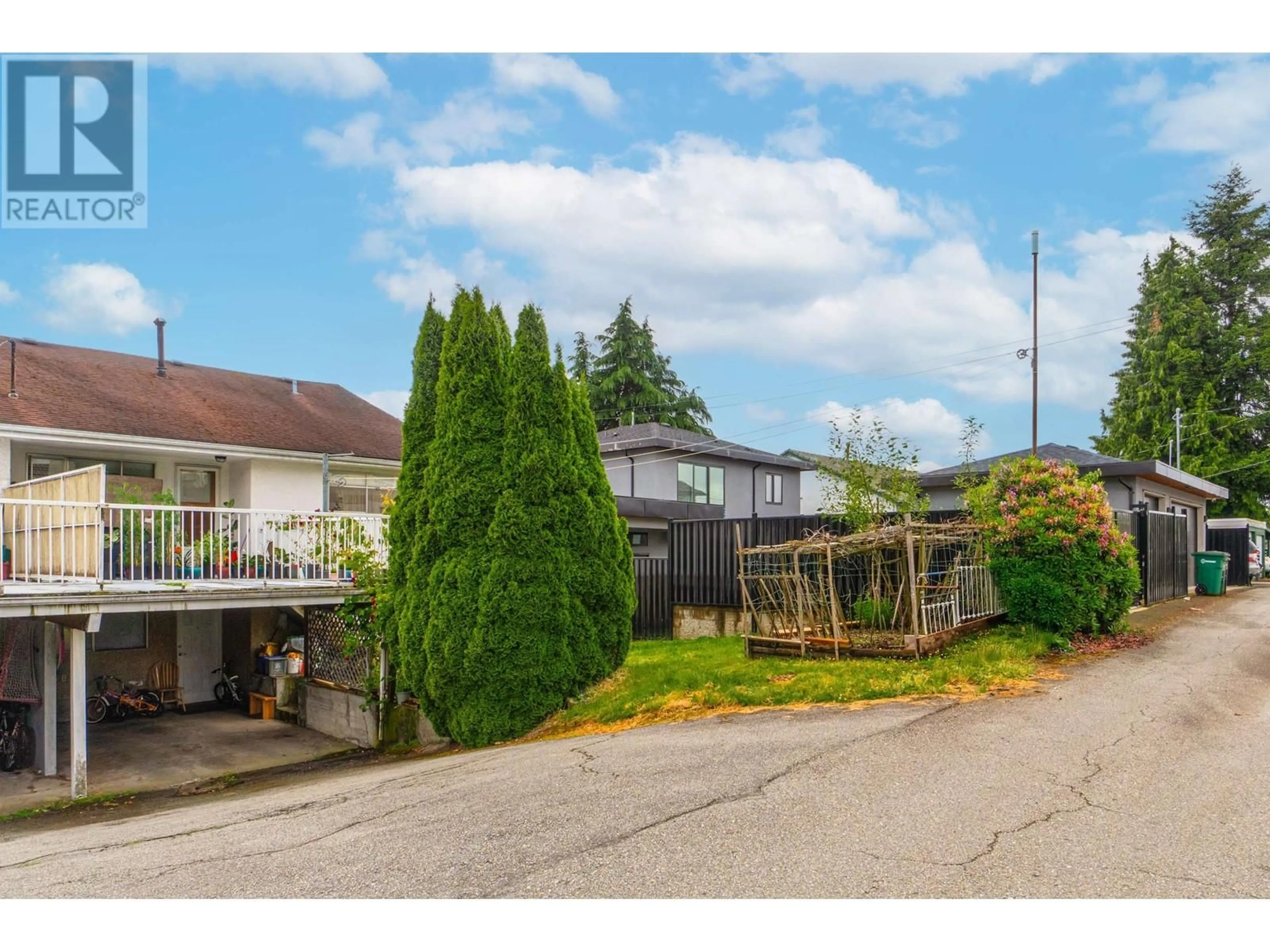 A pic from outside/outdoor area/front of a property/back of a property/a pic from drone, street for 6651 LOCHDALE STREET, Burnaby British Columbia V5B2M7