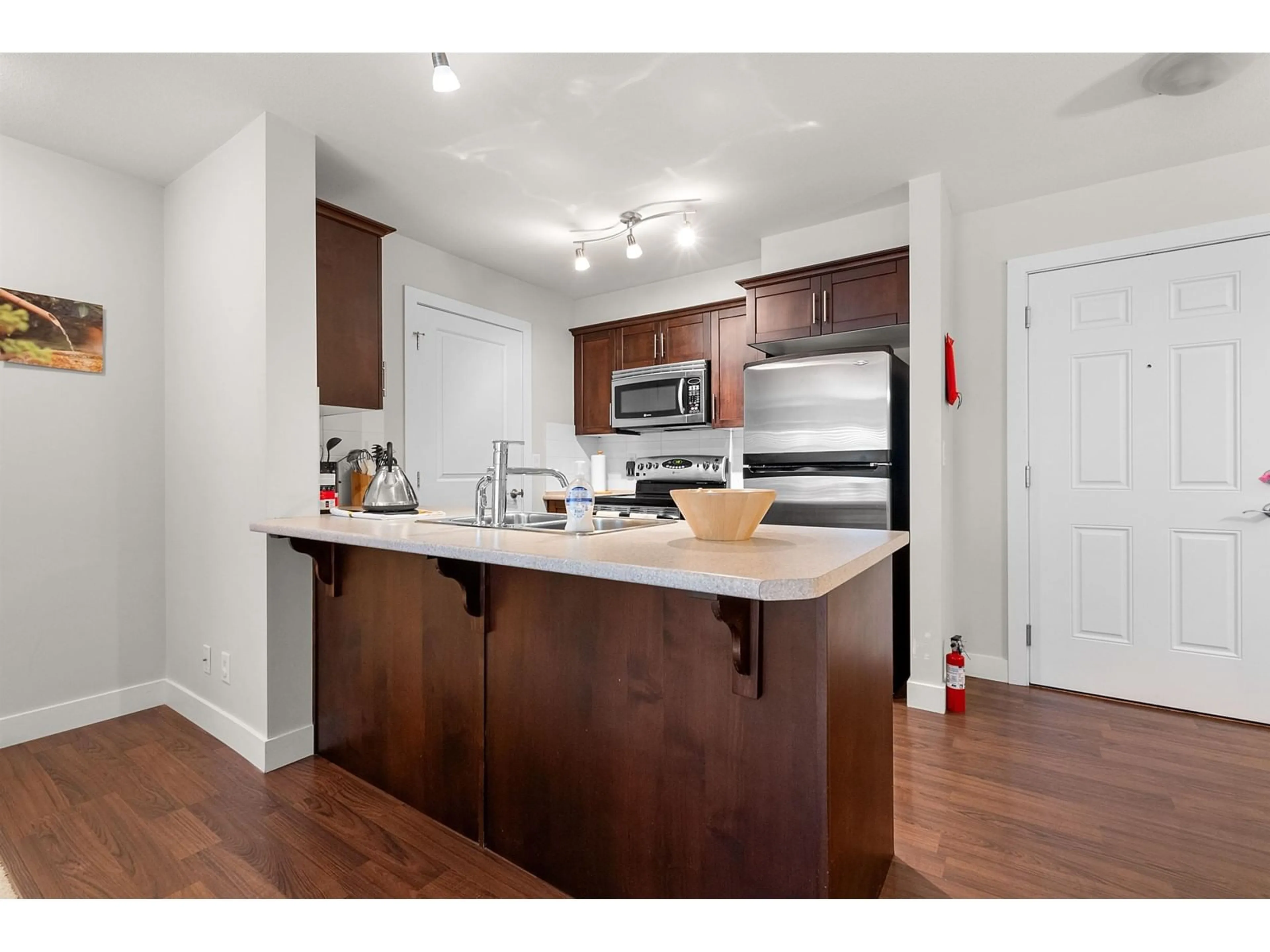 Open concept kitchen, wood/laminate floor for 316 - 46150 BOLE AVENUE, Chilliwack British Columbia V2P0B7
