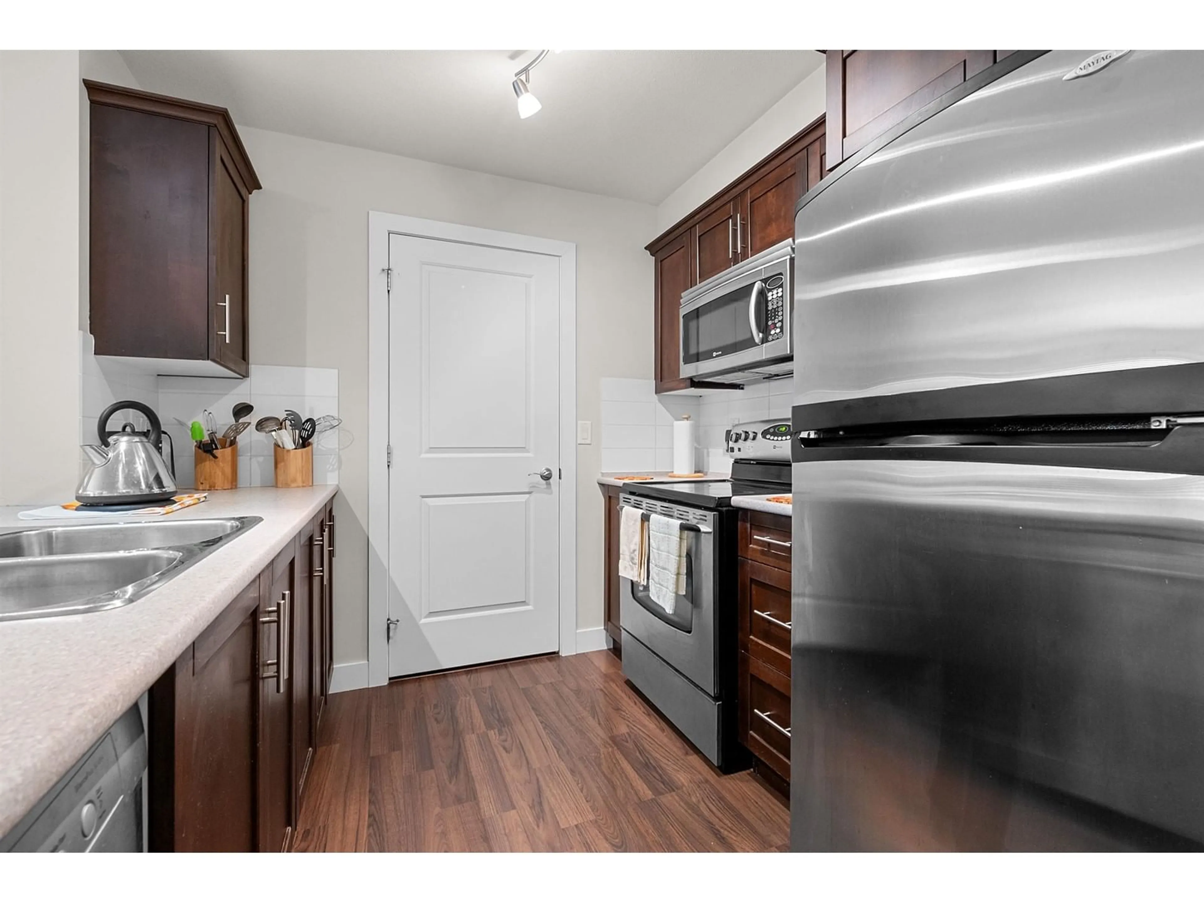 Standard kitchen, wood/laminate floor for 316 - 46150 BOLE AVENUE, Chilliwack British Columbia V2P0B7