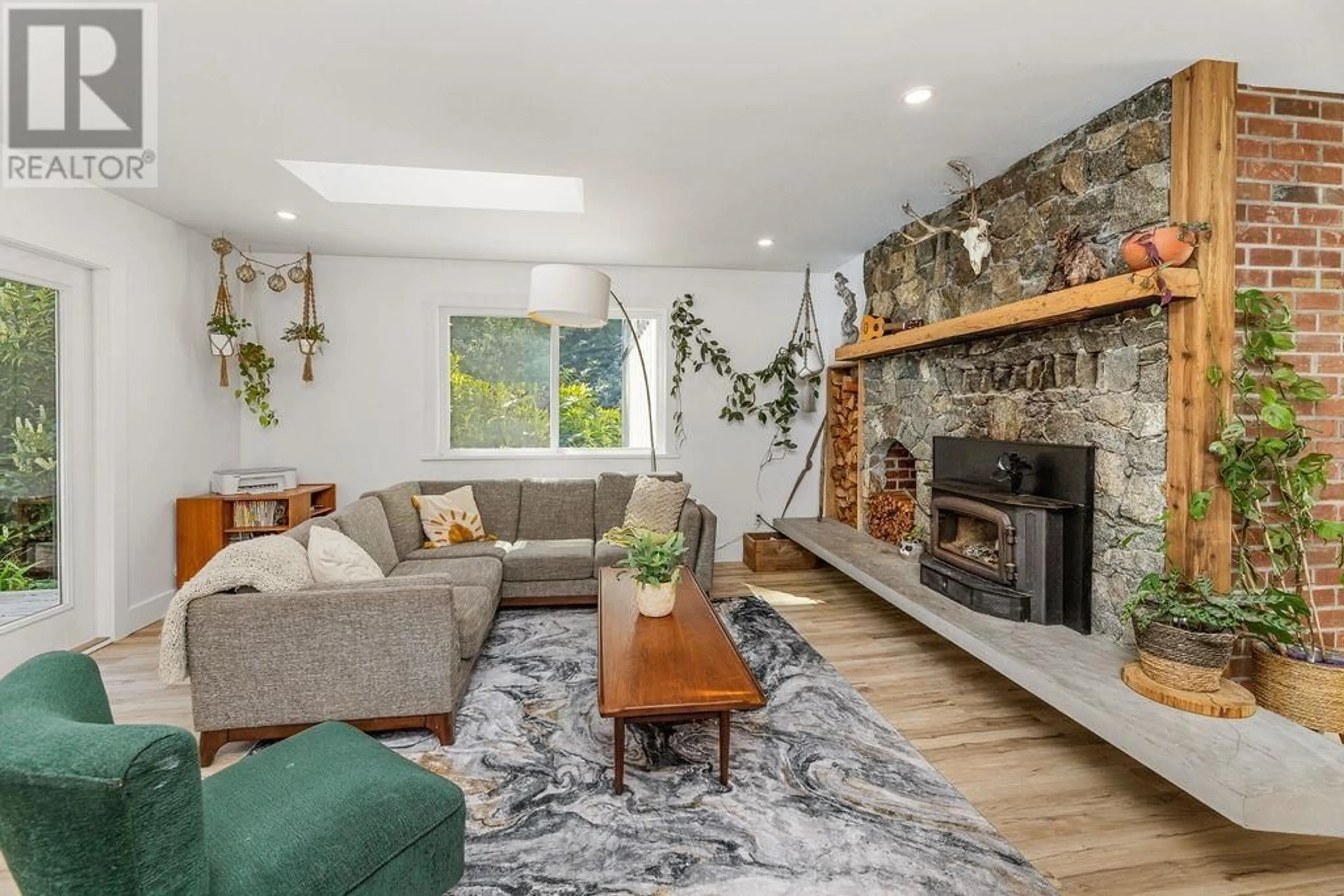 Living room with furniture, unknown for 1544 HENDERSON AVENUE, Roberts Creek British Columbia V0N2W2
