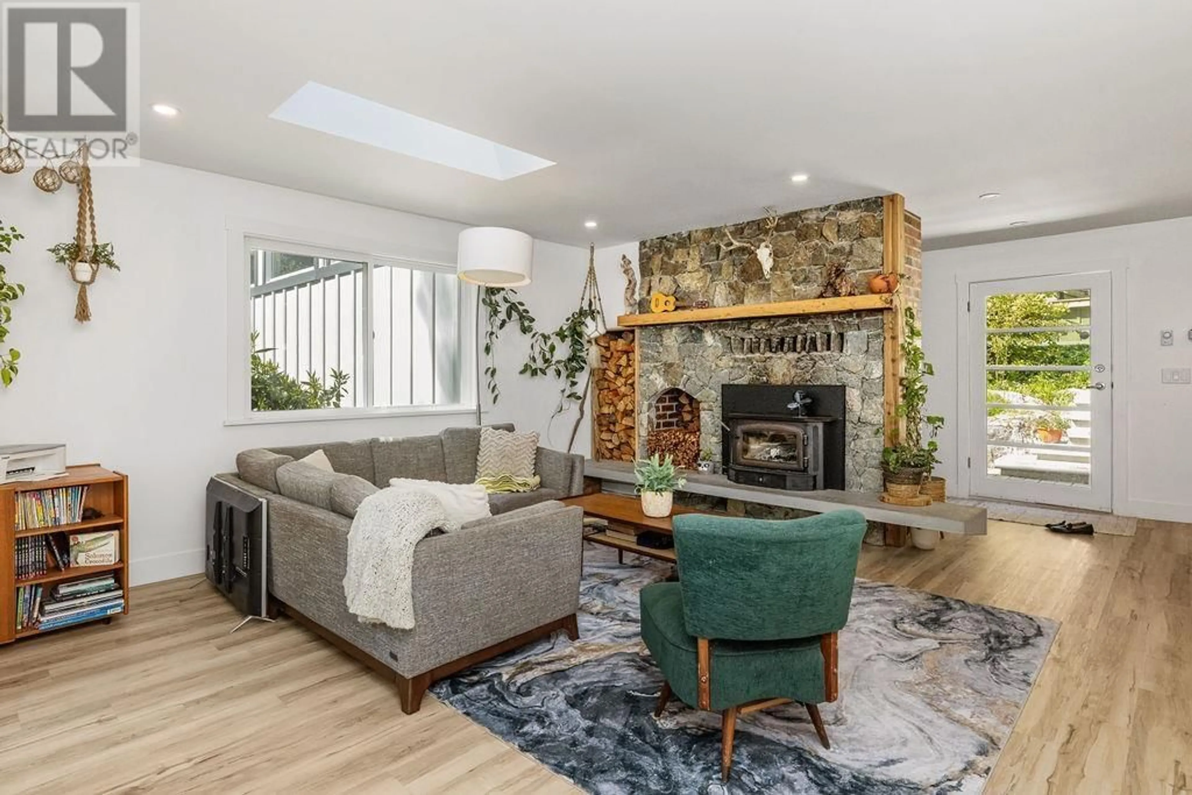 Living room with furniture, unknown for 1544 HENDERSON AVENUE, Roberts Creek British Columbia V0N2W2