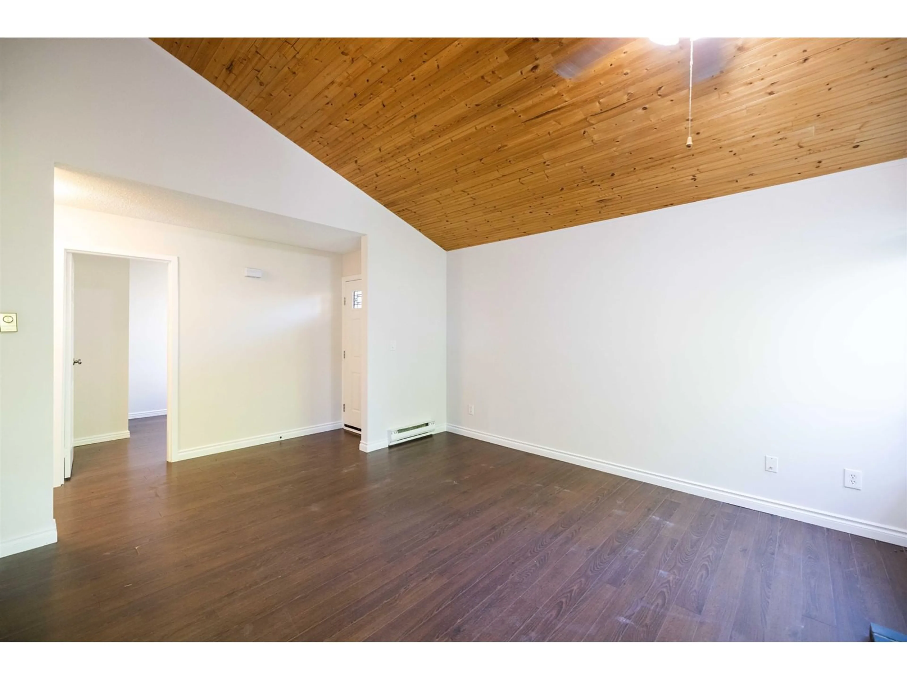 A pic of a room for 6216 GREENSIDE WEST, Surrey British Columbia V3S5M8