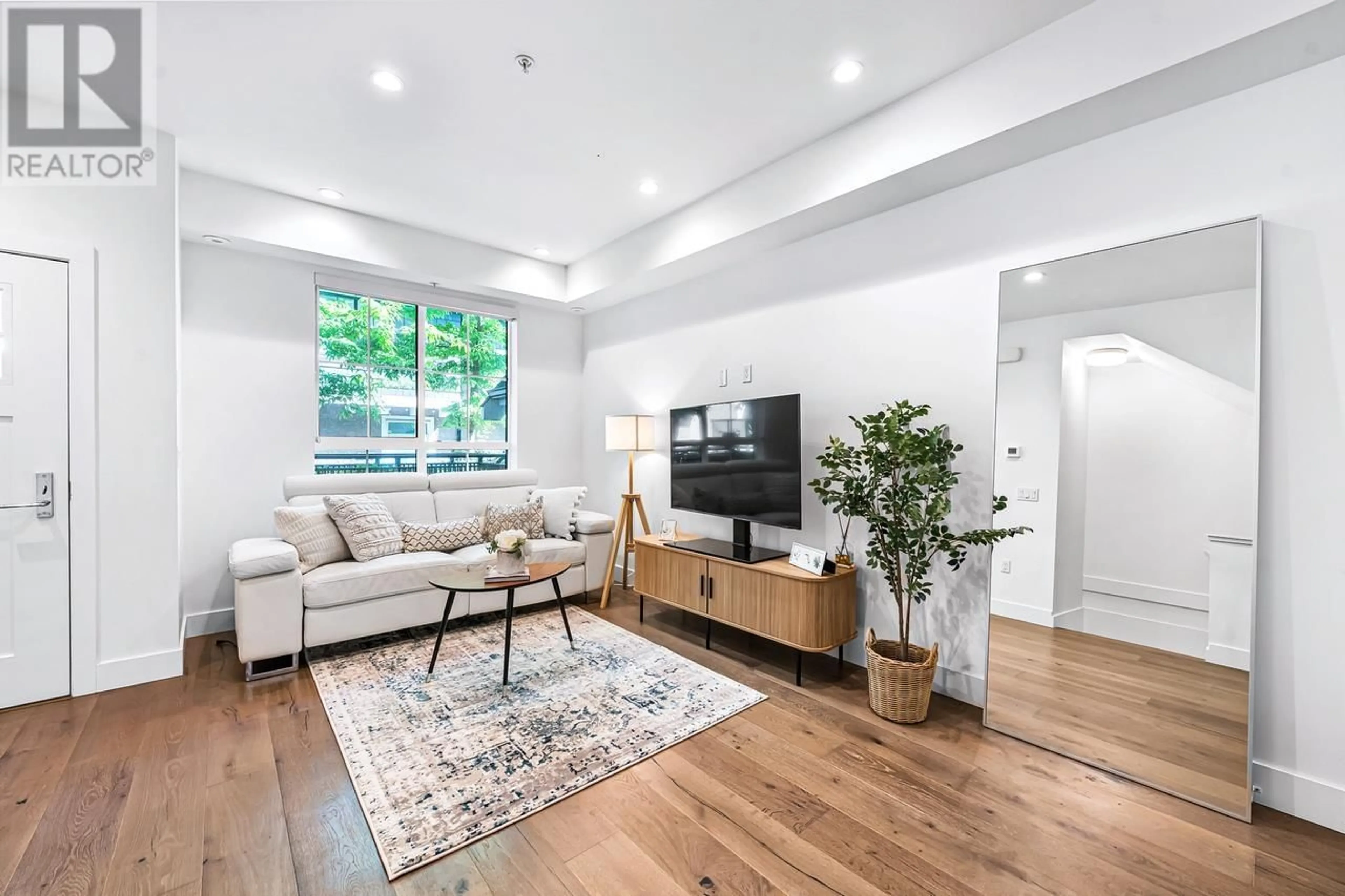 Living room with furniture, wood/laminate floor for 8117 SHAUGHNESSY STREET, Vancouver British Columbia V6P3X9
