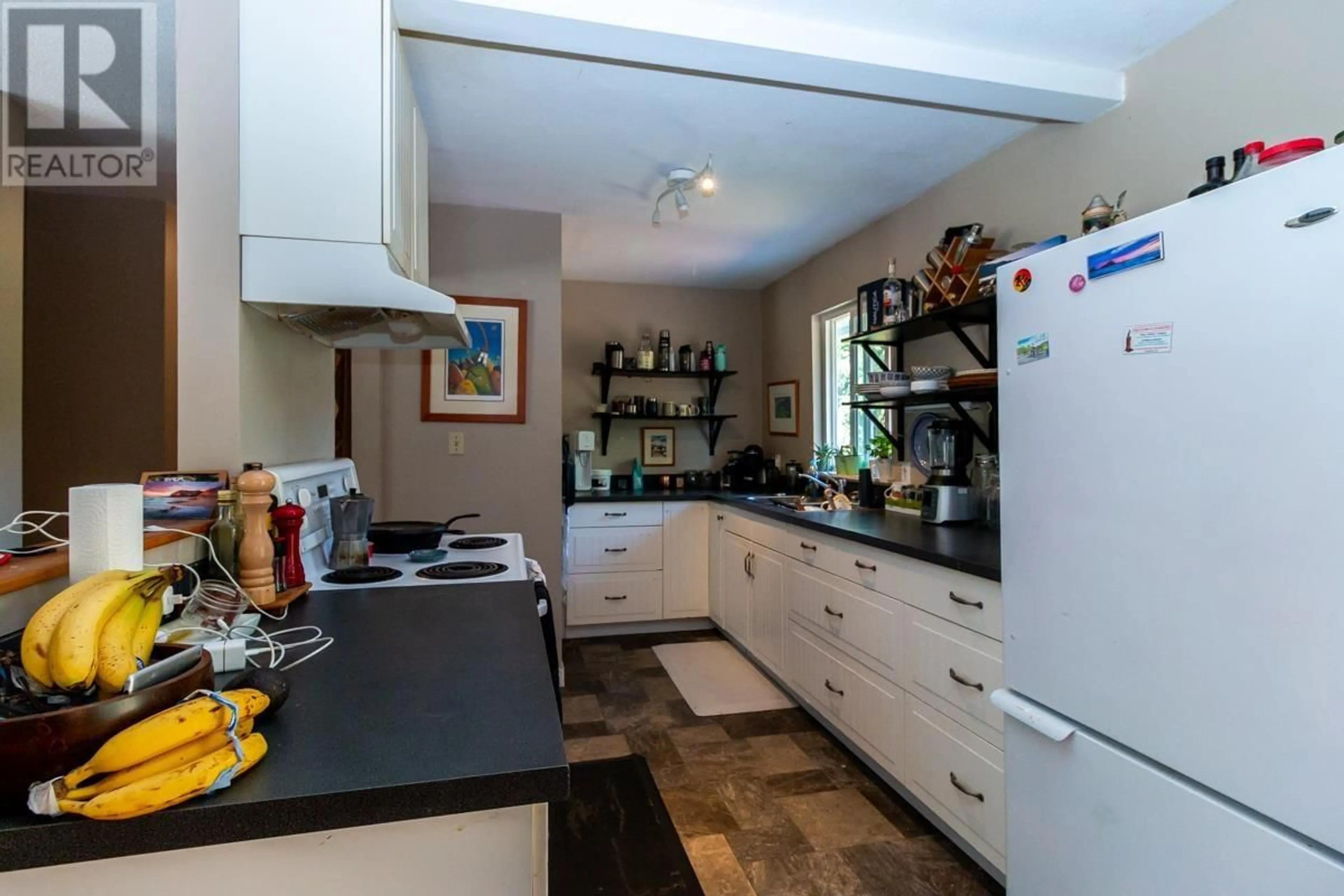 Standard kitchen, ceramic/tile floor for 38227 HEMLOCK AVENUE, Squamish British Columbia V8B0X1