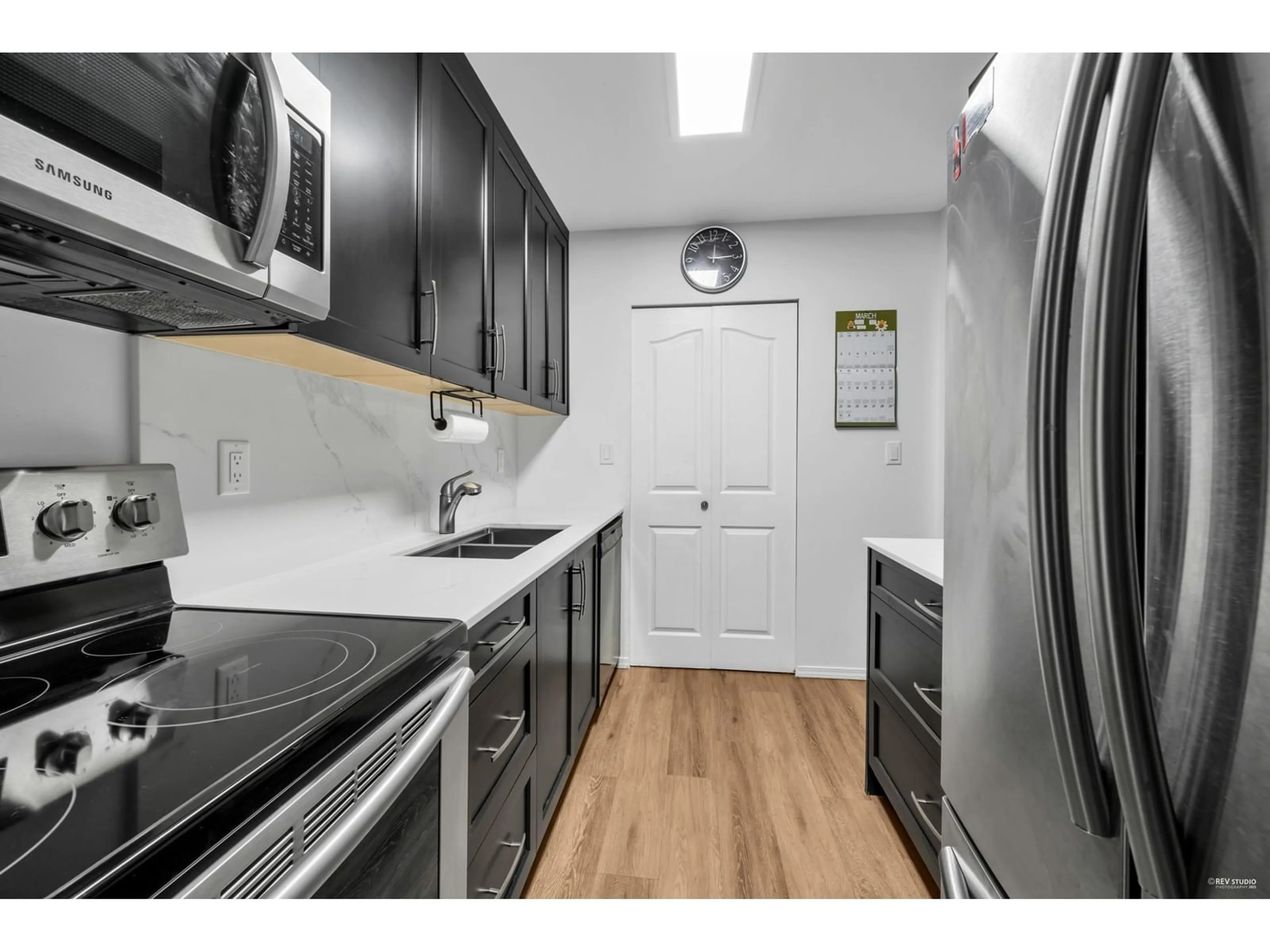 Standard kitchen, unknown for 1202 - 10620 150, Surrey British Columbia V3R7S1
