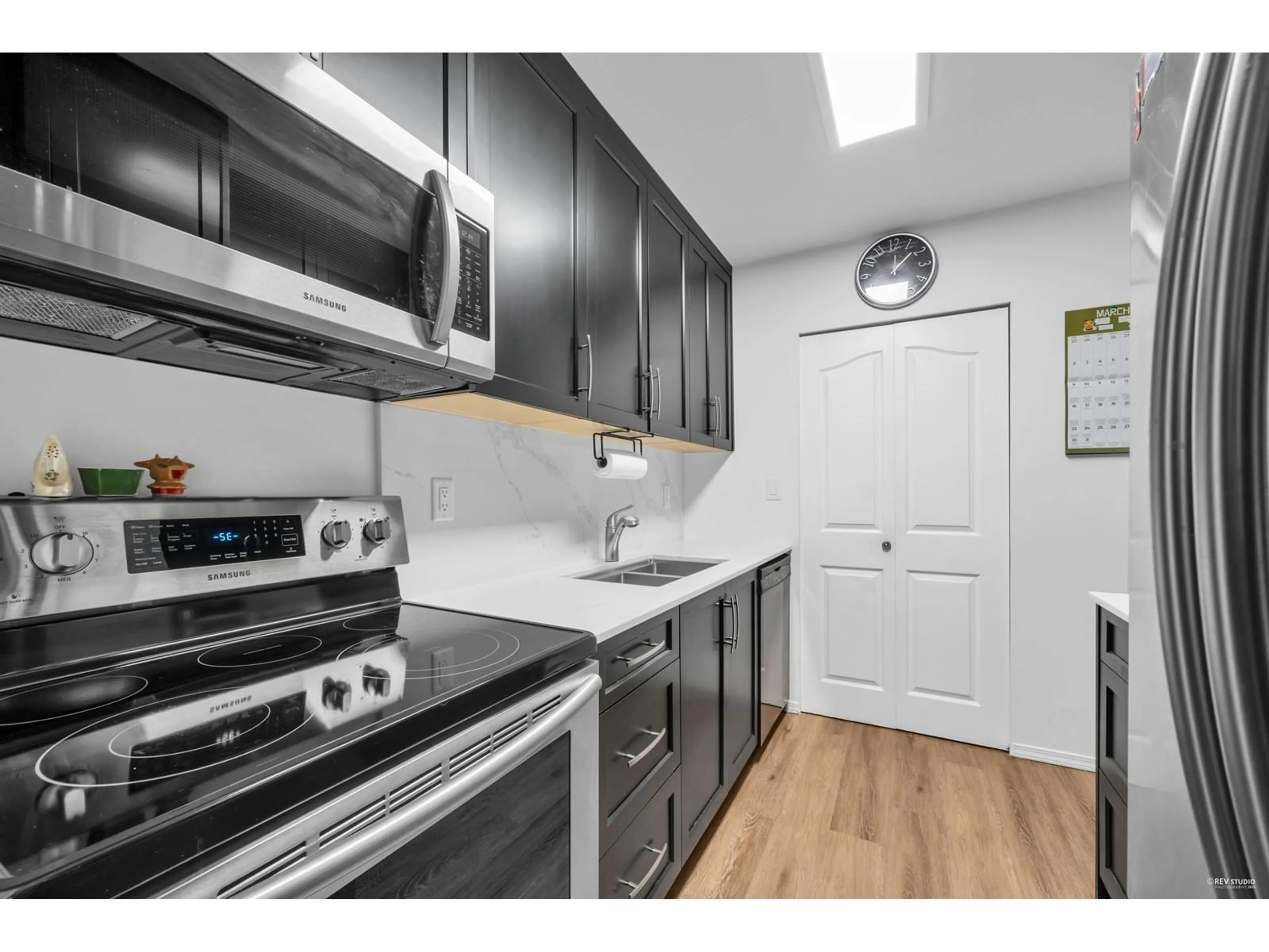 Standard kitchen, wood/laminate floor for 1202 - 10620 150, Surrey British Columbia V3R7S1