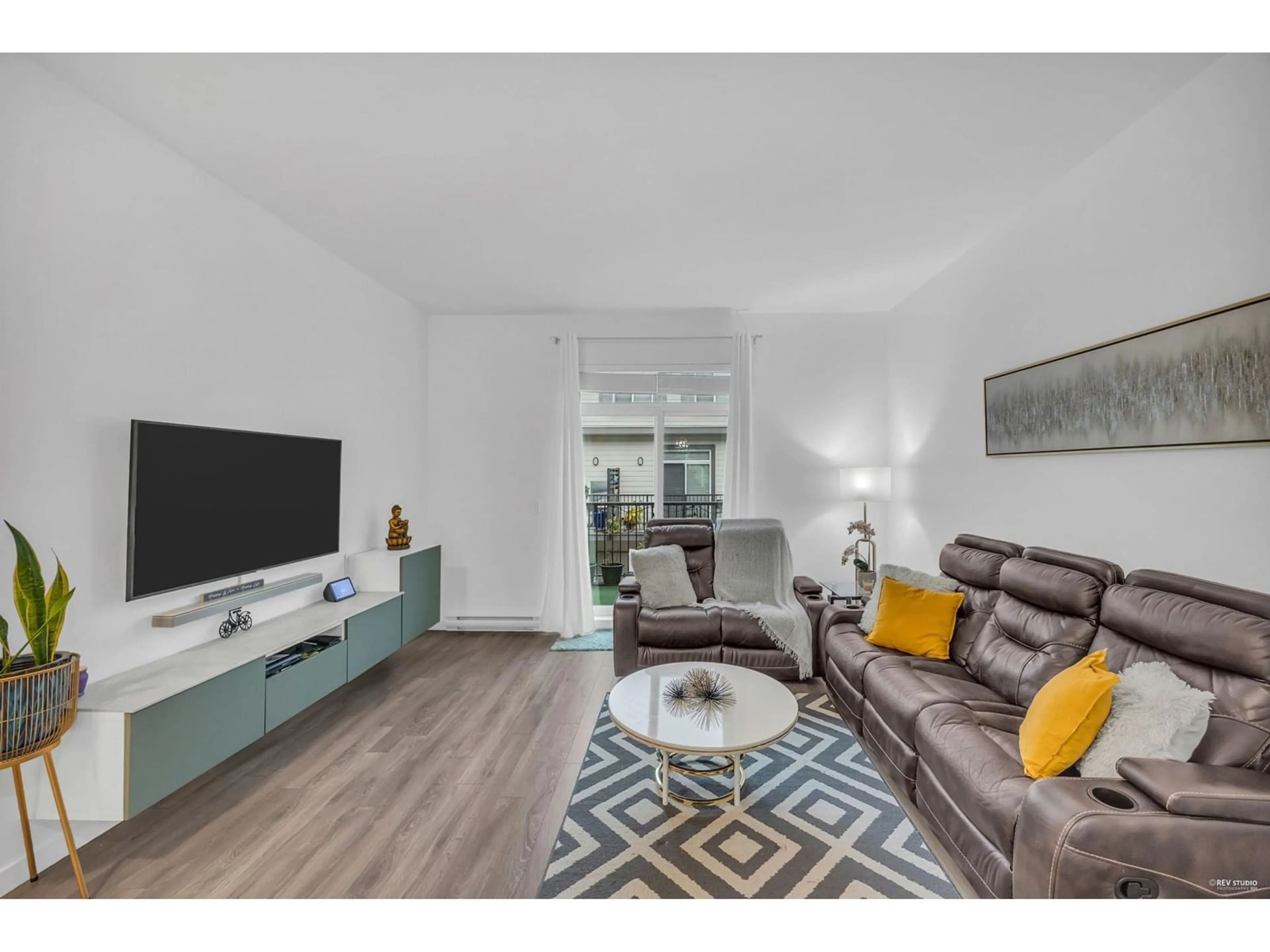 Living room with furniture, wood/laminate floor for 42 - 15850 85, Surrey British Columbia V4N6W2