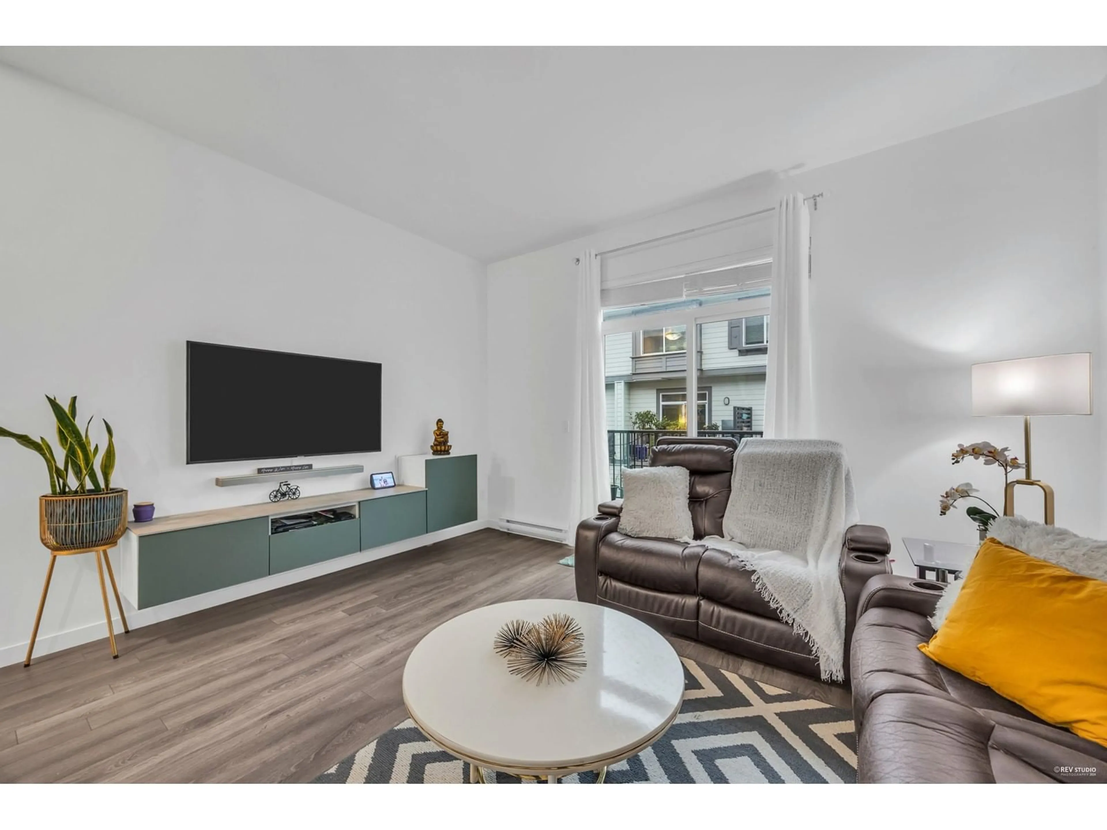 Living room with furniture, wood/laminate floor for 42 - 15850 85, Surrey British Columbia V4N6W2