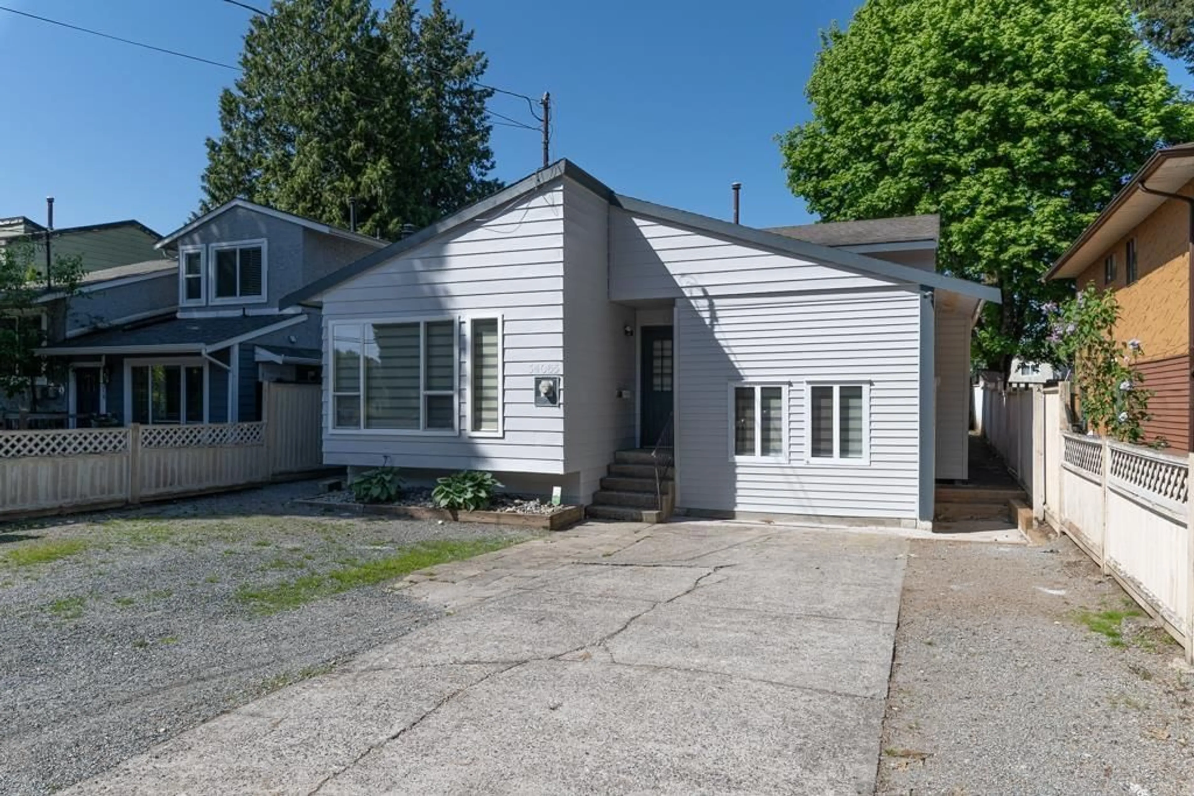 A pic from outside/outdoor area/front of a property/back of a property/a pic from drone, street for 34065 HAZELWOOD, Abbotsford British Columbia V2S7R1
