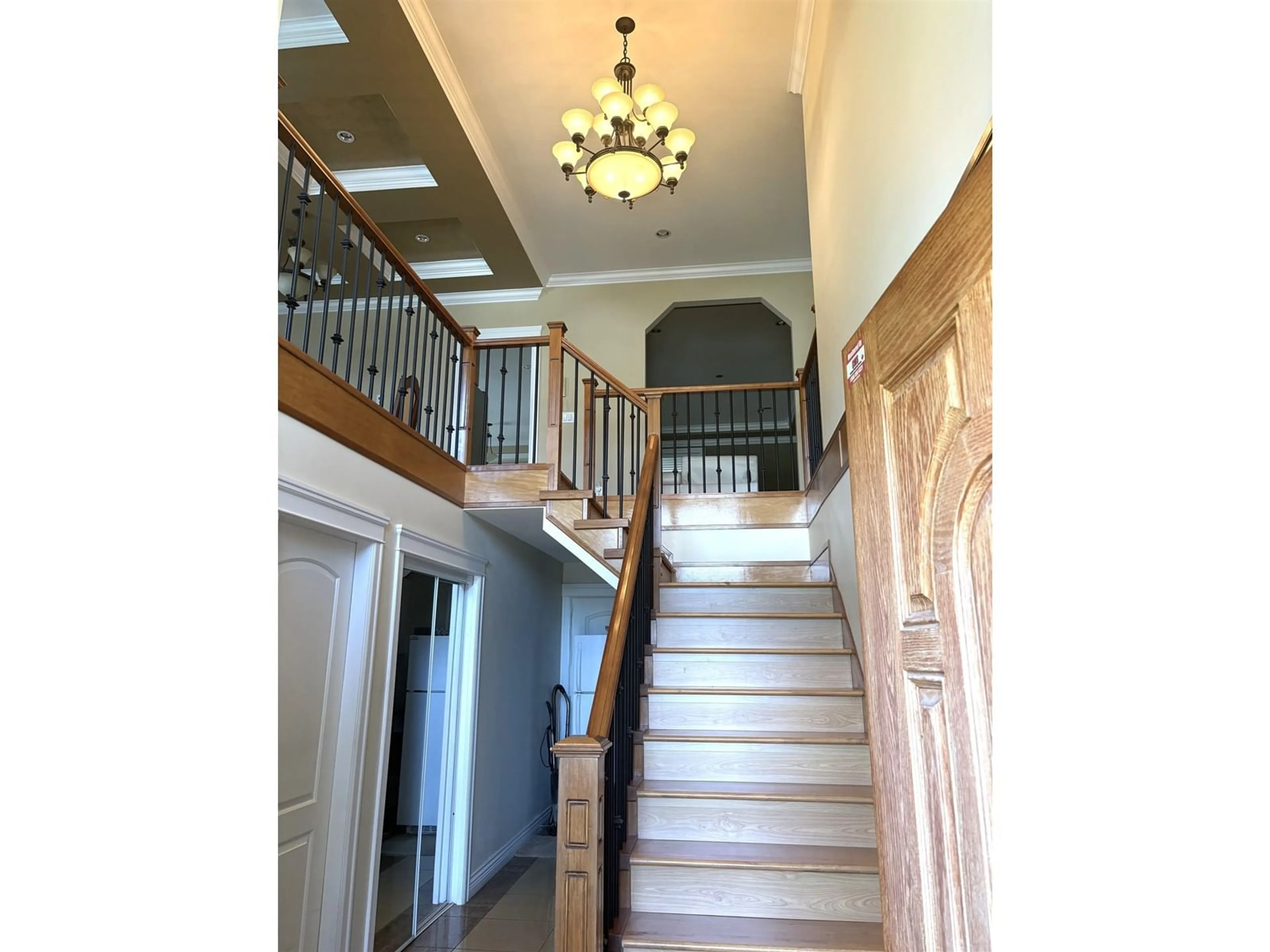 Indoor foyer for 9983 117, Surrey British Columbia V3V7H5