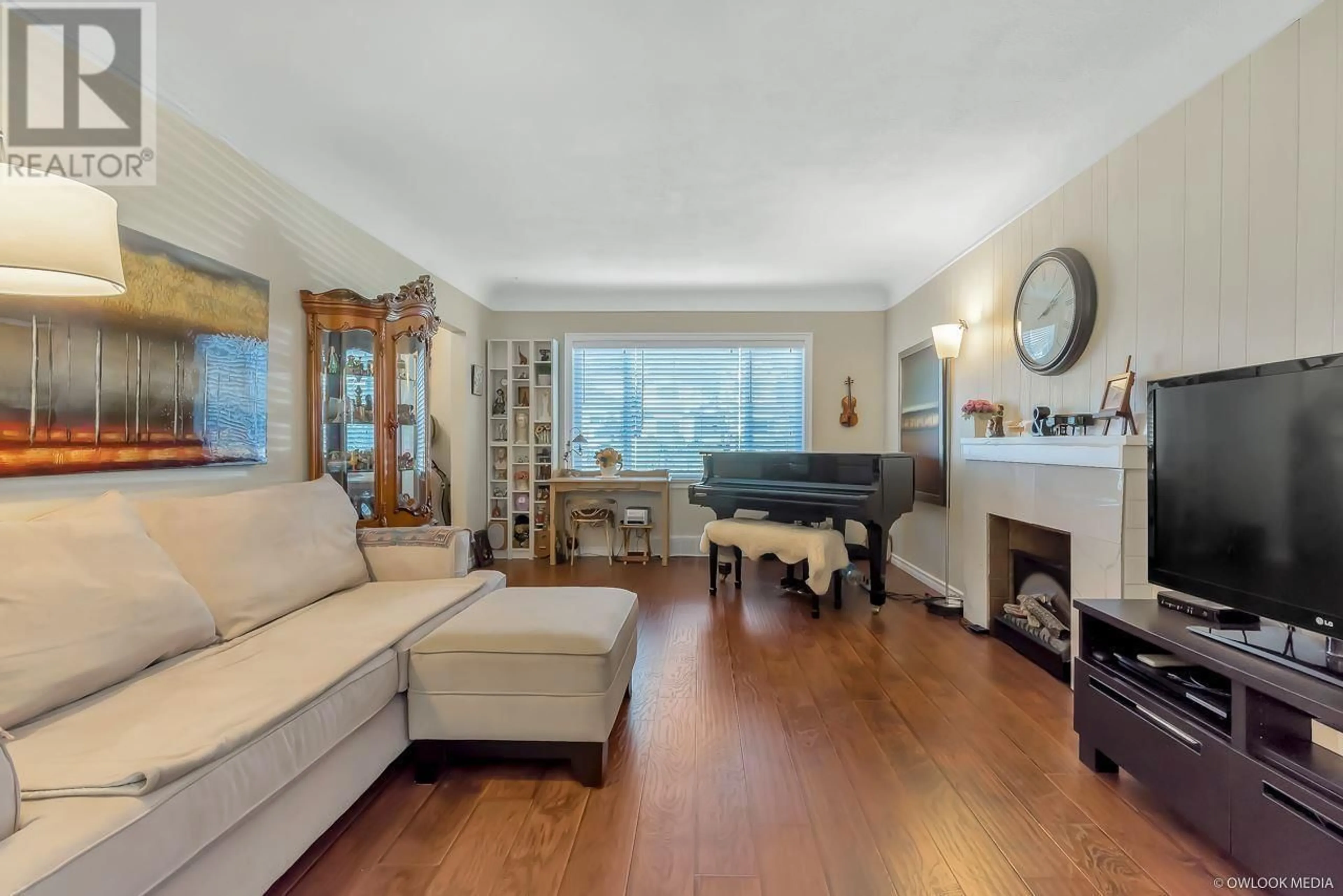 Living room with furniture, wood/laminate floor for 1258 PARK DRIVE, Vancouver British Columbia V6P2J9