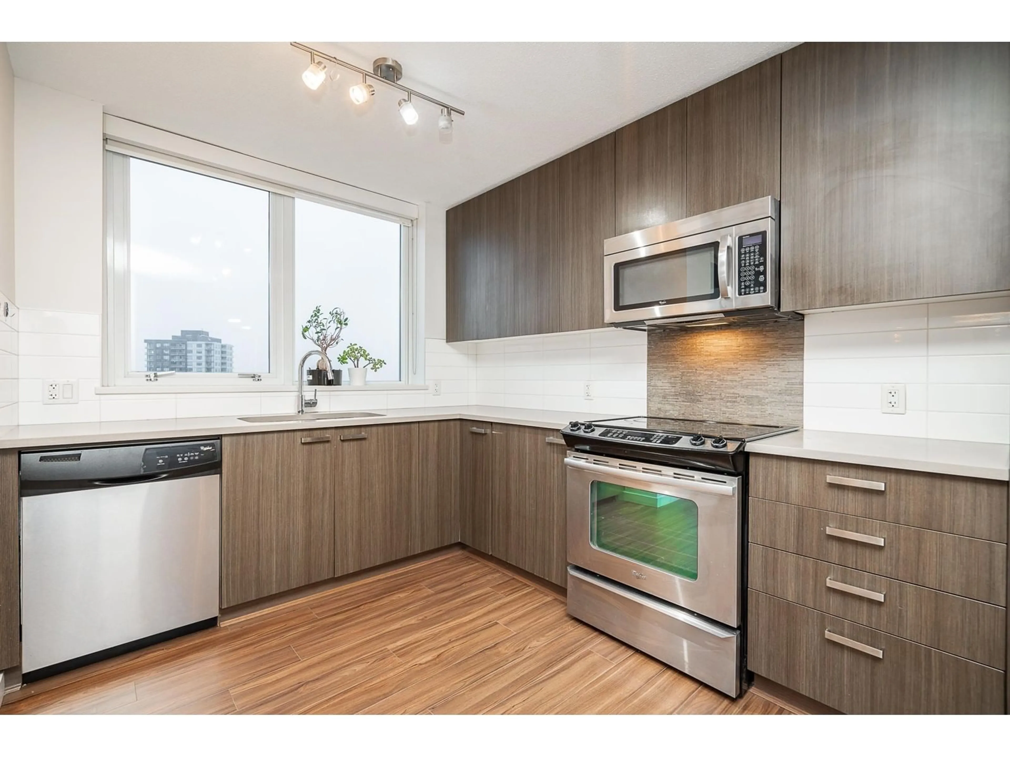 Standard kitchen, wood/laminate floor for 2709 - 13325 102A, Surrey British Columbia V3T0J5