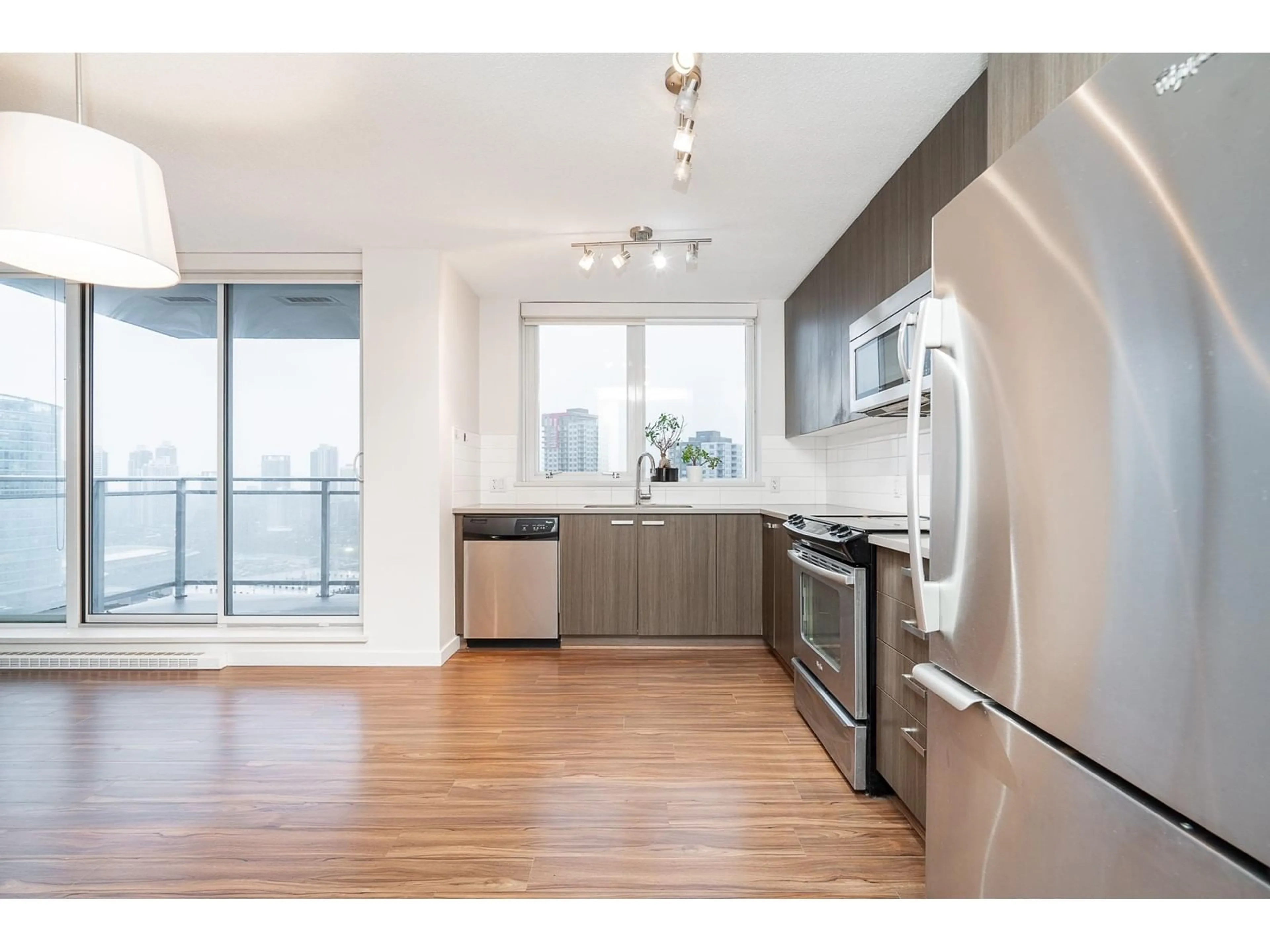 Open concept kitchen, wood/laminate floor for 2709 - 13325 102A, Surrey British Columbia V3T0J5