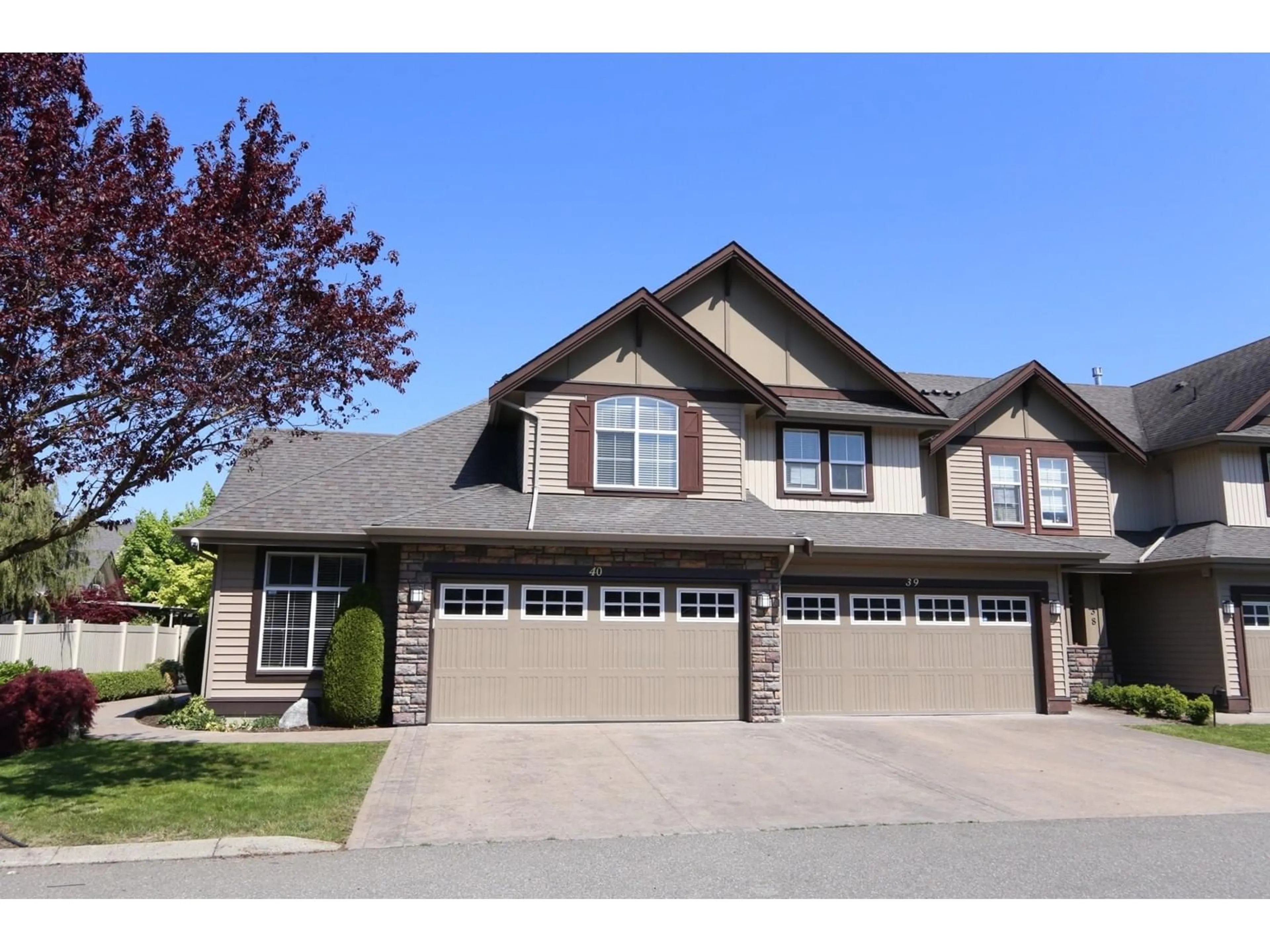 Home with vinyl exterior material, street for 40 - 6577 SOUTHDOWNE PLACE, Chilliwack British Columbia V2R0H4