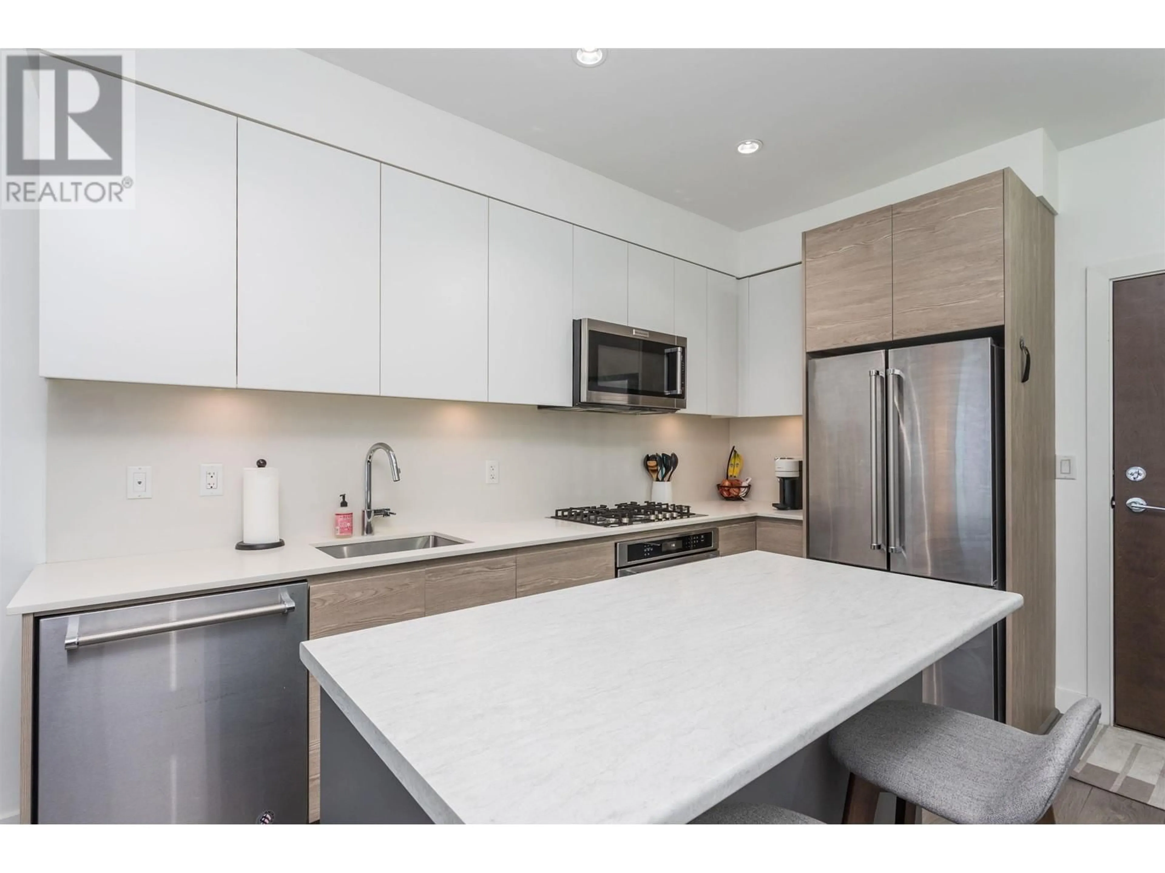 Open concept kitchen, ceramic/tile floor for 314 - 4468 DAWSON STREET, Burnaby British Columbia V5C0J9