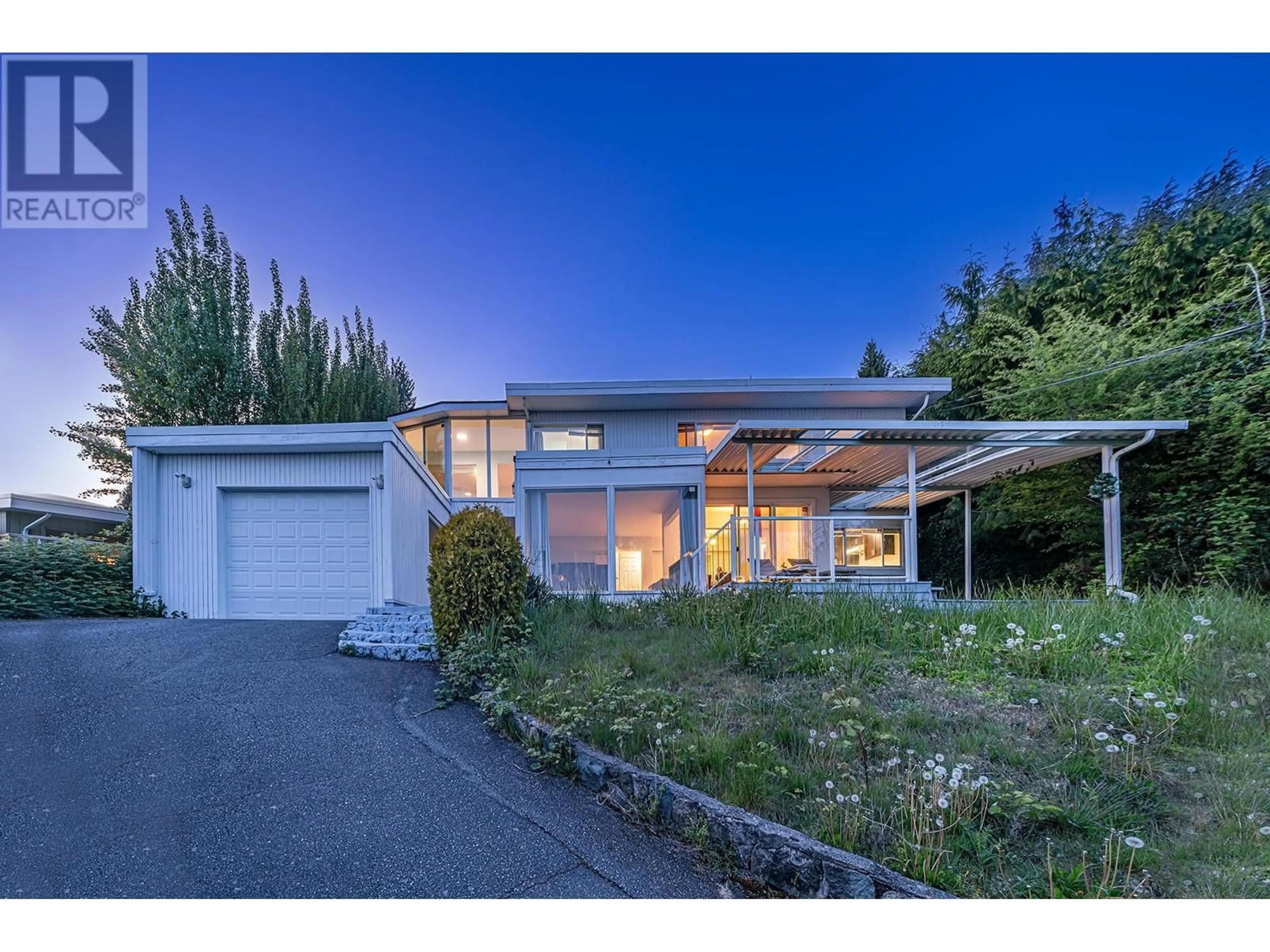 A pic from outside/outdoor area/front of a property/back of a property/a pic from drone, street for 2365 QUEENS AVENUE, West Vancouver British Columbia V7V2Y7