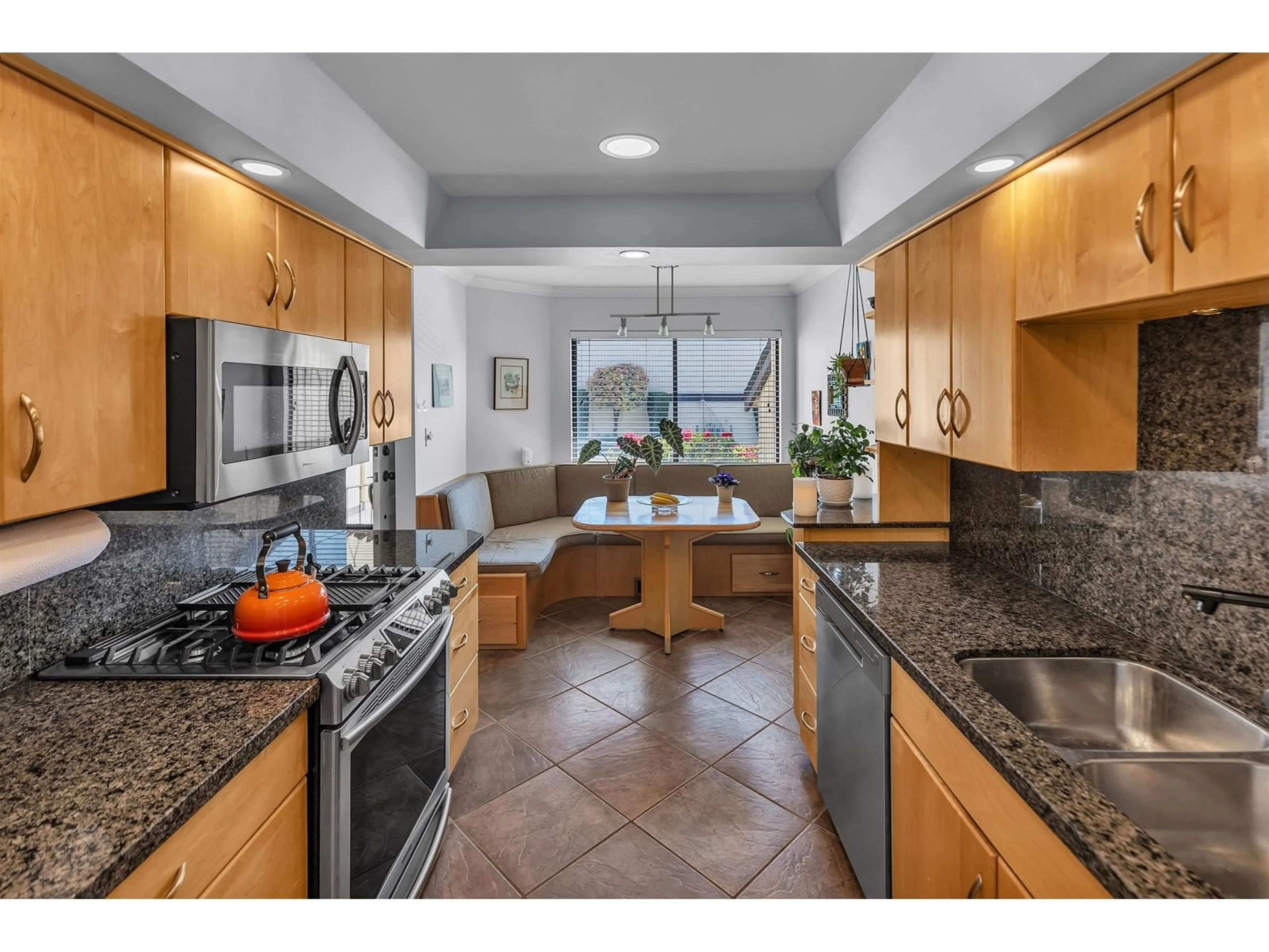 Open concept kitchen, ceramic/tile floor for 34 - 2962 NELSON, Abbotsford British Columbia V2S7E9