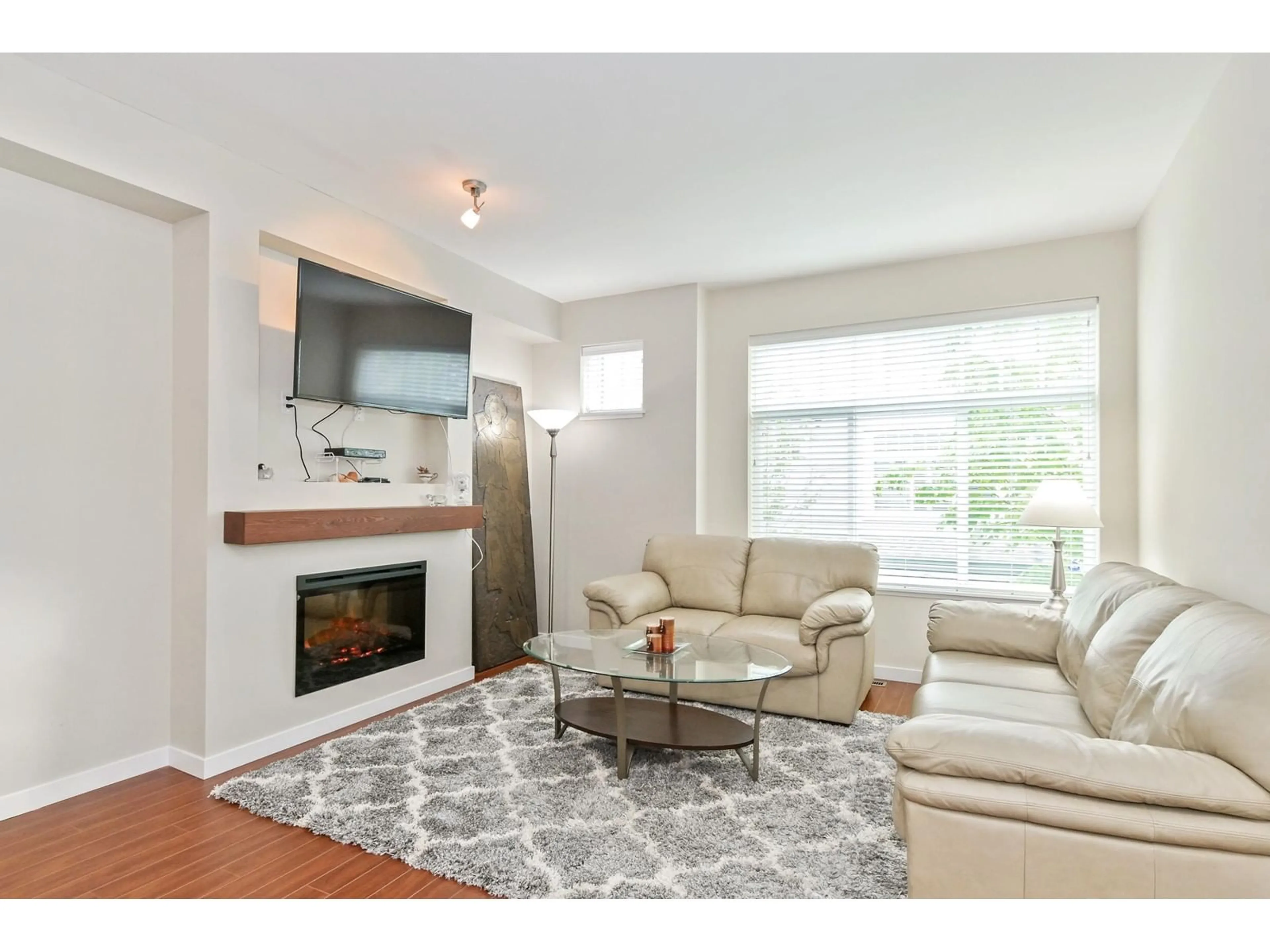 Living room with furniture, wood/laminate floor for 45 - 14356 63A, Surrey British Columbia V3X0E3