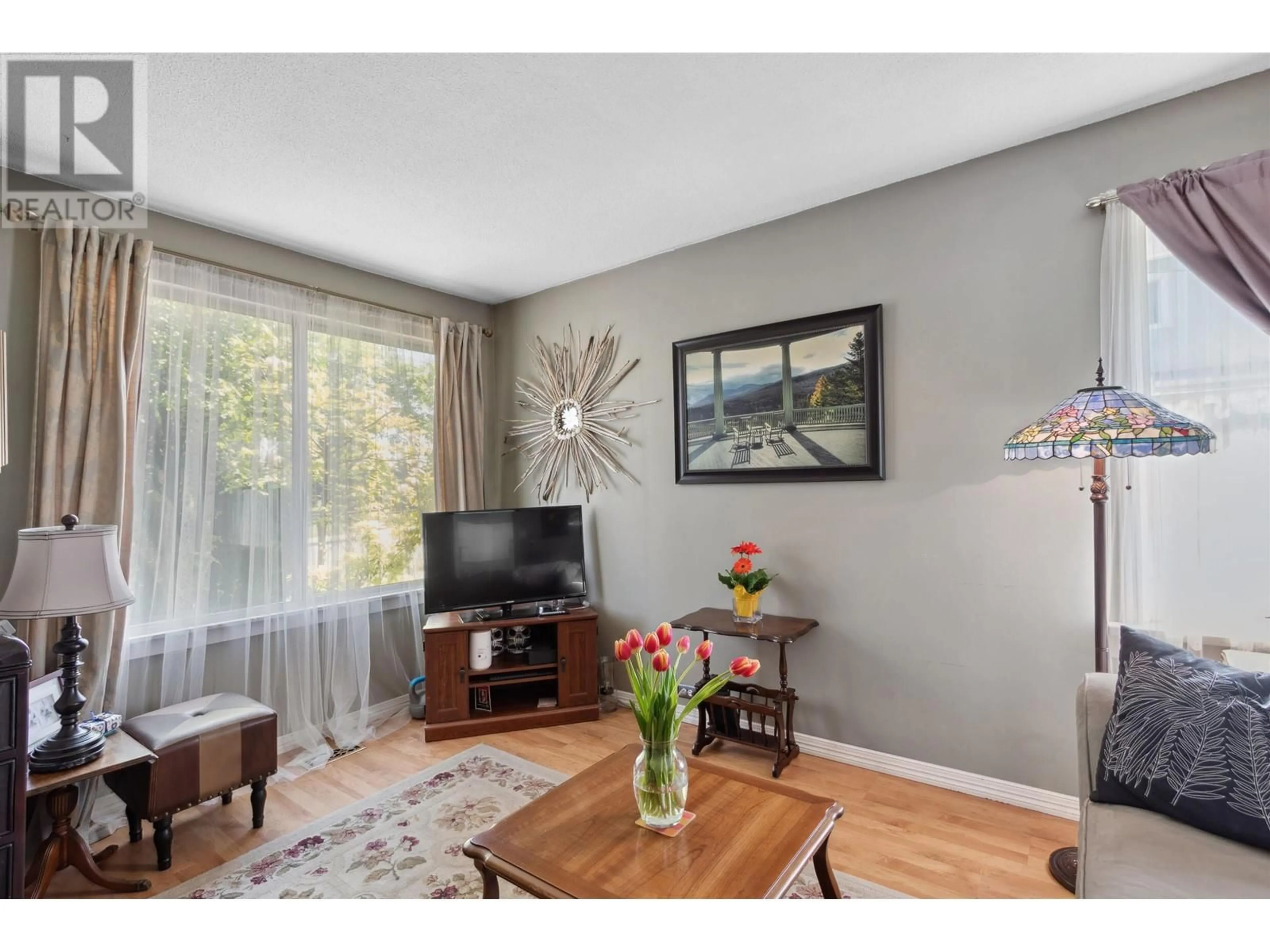 Living room with furniture, wood/laminate floor for 20283 LORNE AVENUE, Maple Ridge British Columbia V2X1G2