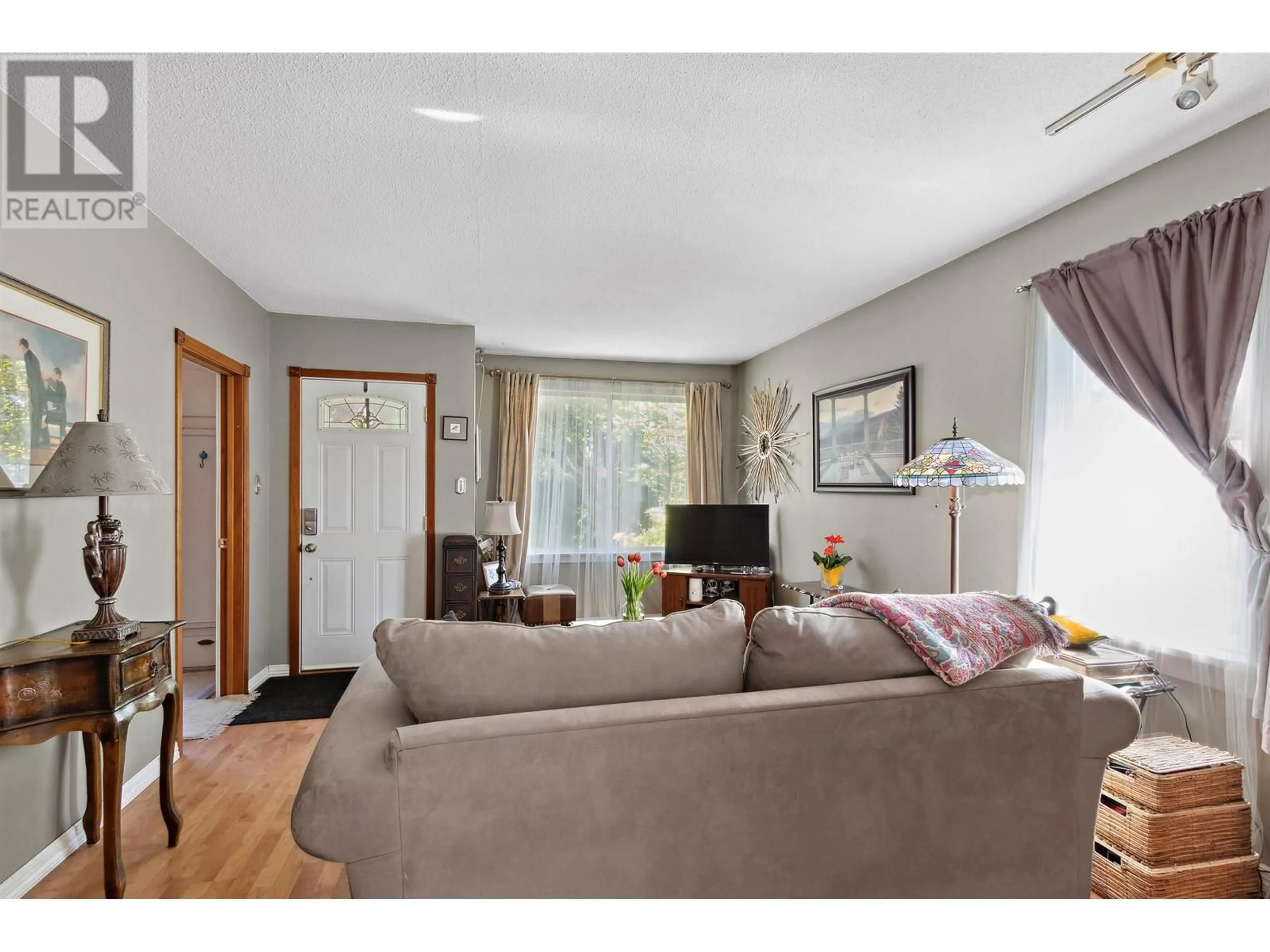 Living room with furniture, wood/laminate floor for 20283 LORNE AVENUE, Maple Ridge British Columbia V2X1G2