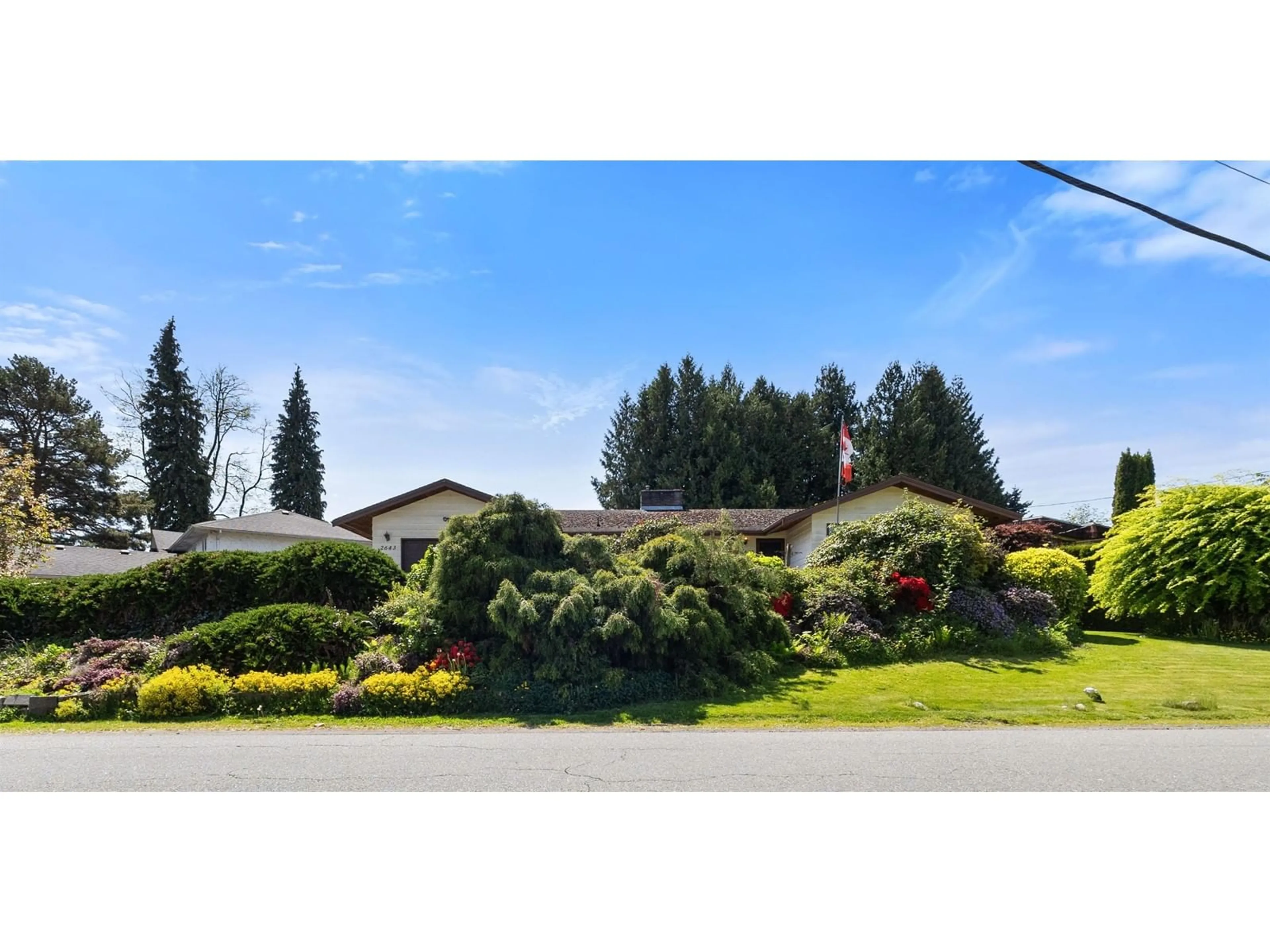 A pic from outside/outdoor area/front of a property/back of a property/a pic from drone, mountain view for 2643 SUNNYSIDE, Abbotsford British Columbia V2T1Y3