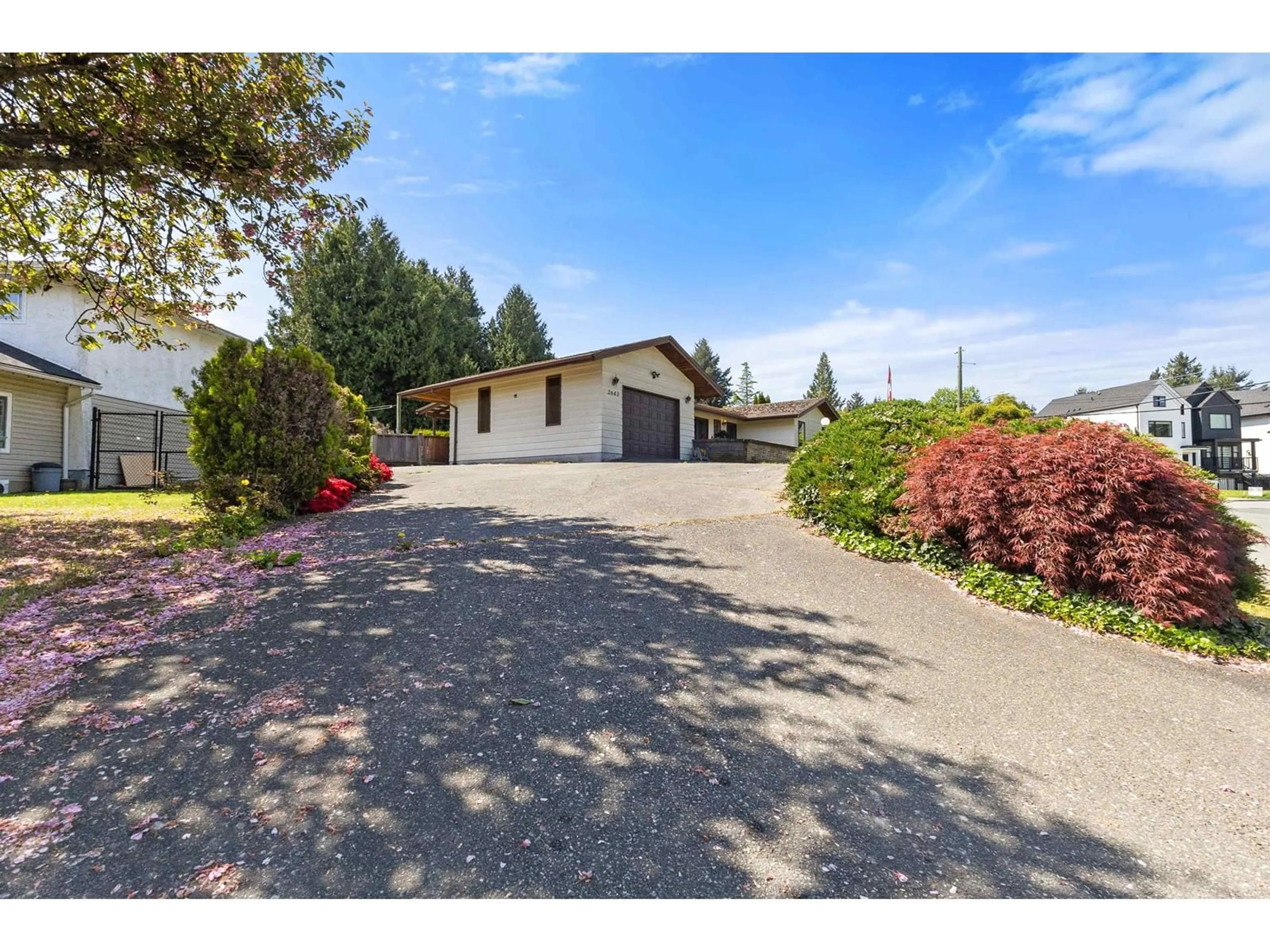 A pic from outside/outdoor area/front of a property/back of a property/a pic from drone, street for 2643 SUNNYSIDE, Abbotsford British Columbia V2T1Y3