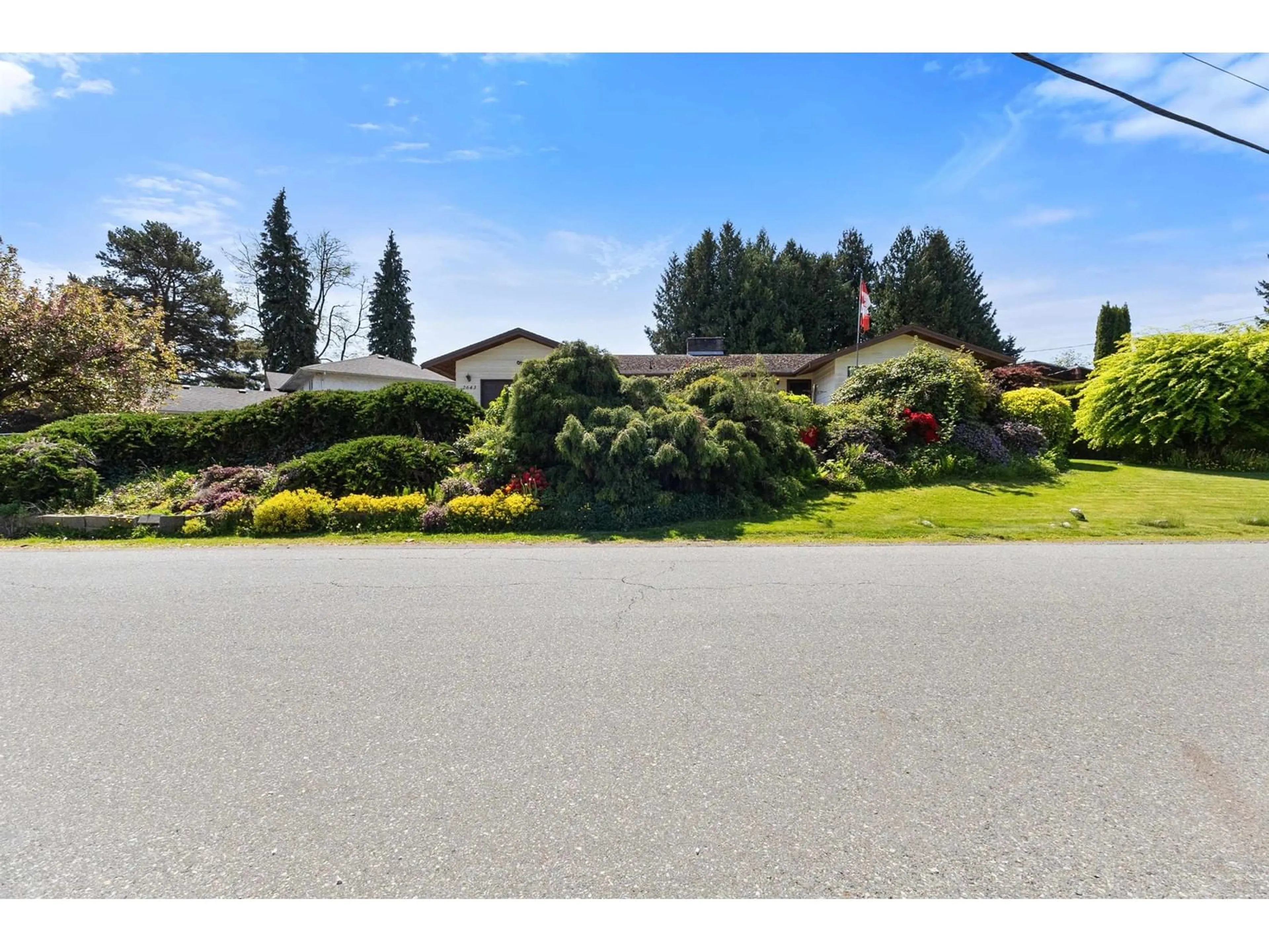 A pic from outside/outdoor area/front of a property/back of a property/a pic from drone, street for 2643 SUNNYSIDE, Abbotsford British Columbia V2T1Y3