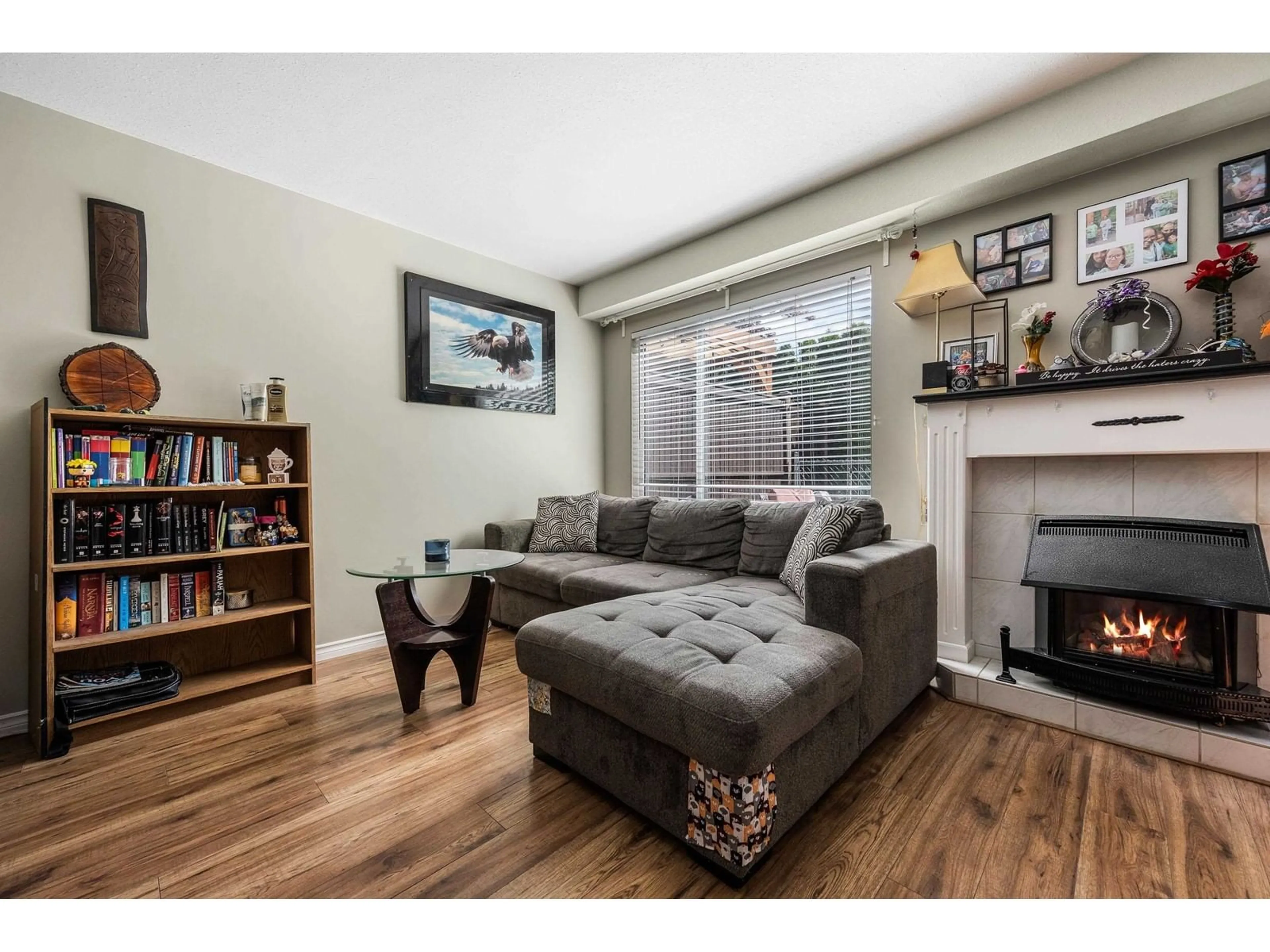 Living room with furniture, wood/laminate floor for 18 - 5536 VEDDER ROAD, Chilliwack British Columbia V2R3X5