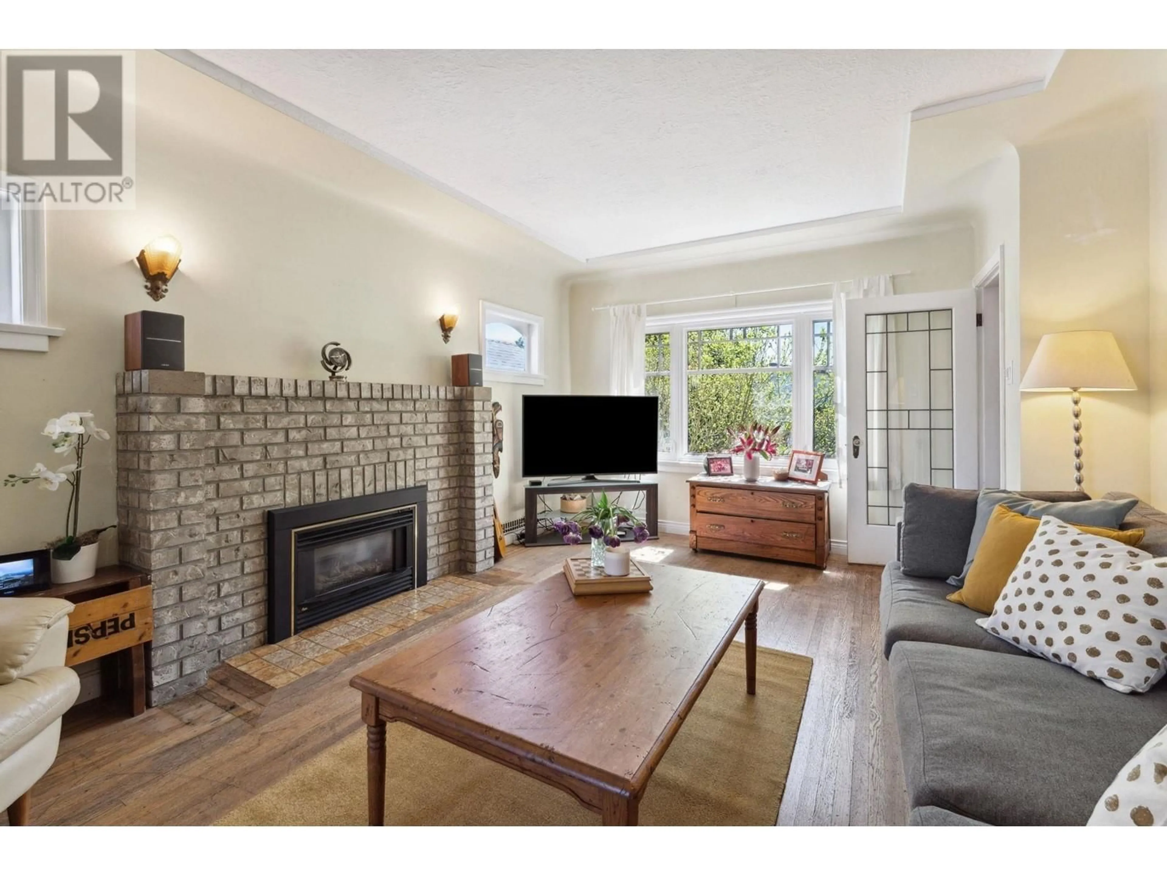 Living room with furniture, unknown for 3039 GRANT STREET, Vancouver British Columbia V5K3H8