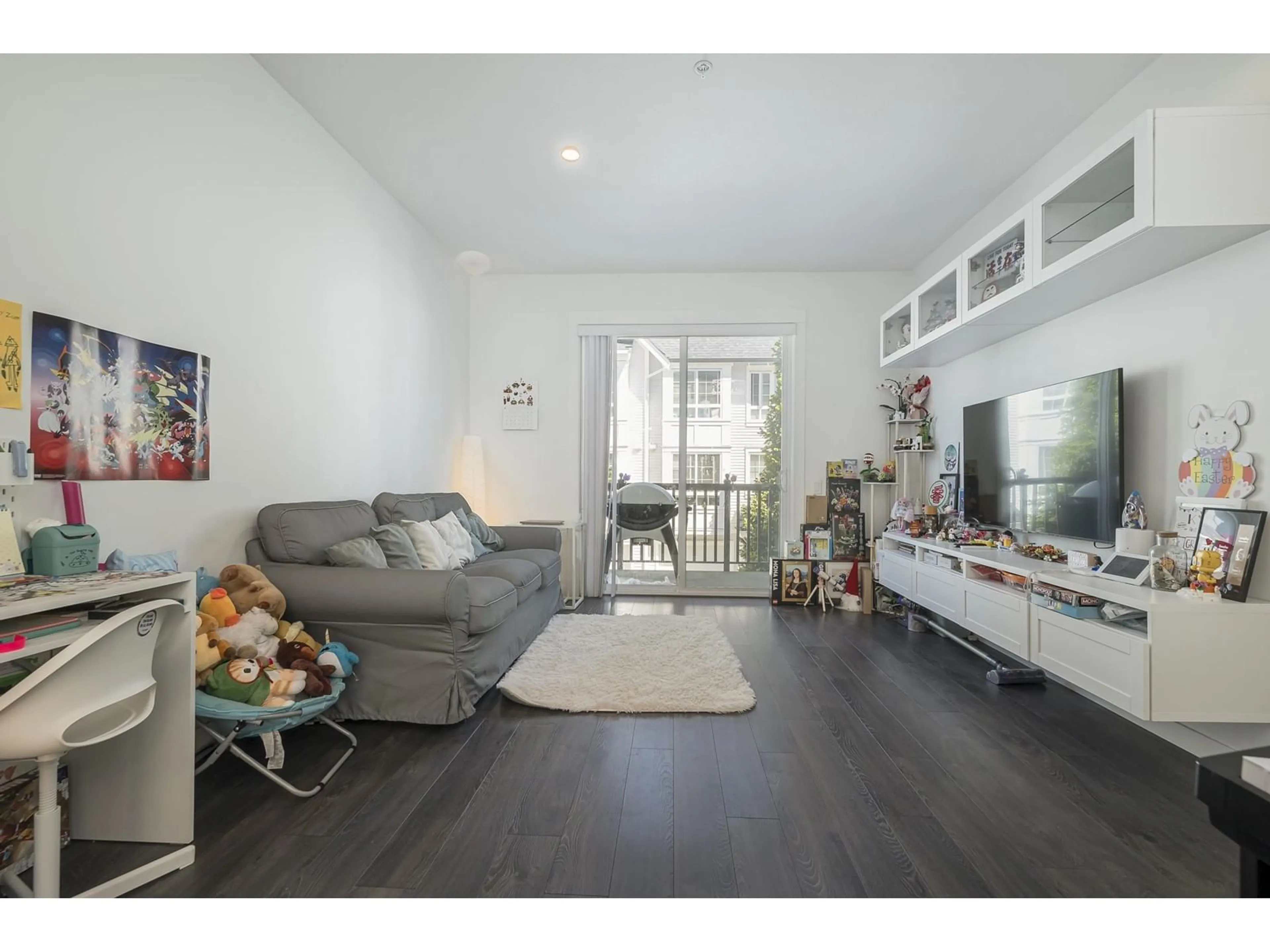 Living room with furniture, wood/laminate floor for 58 - 8476 207A, Langley British Columbia V2Y0S6