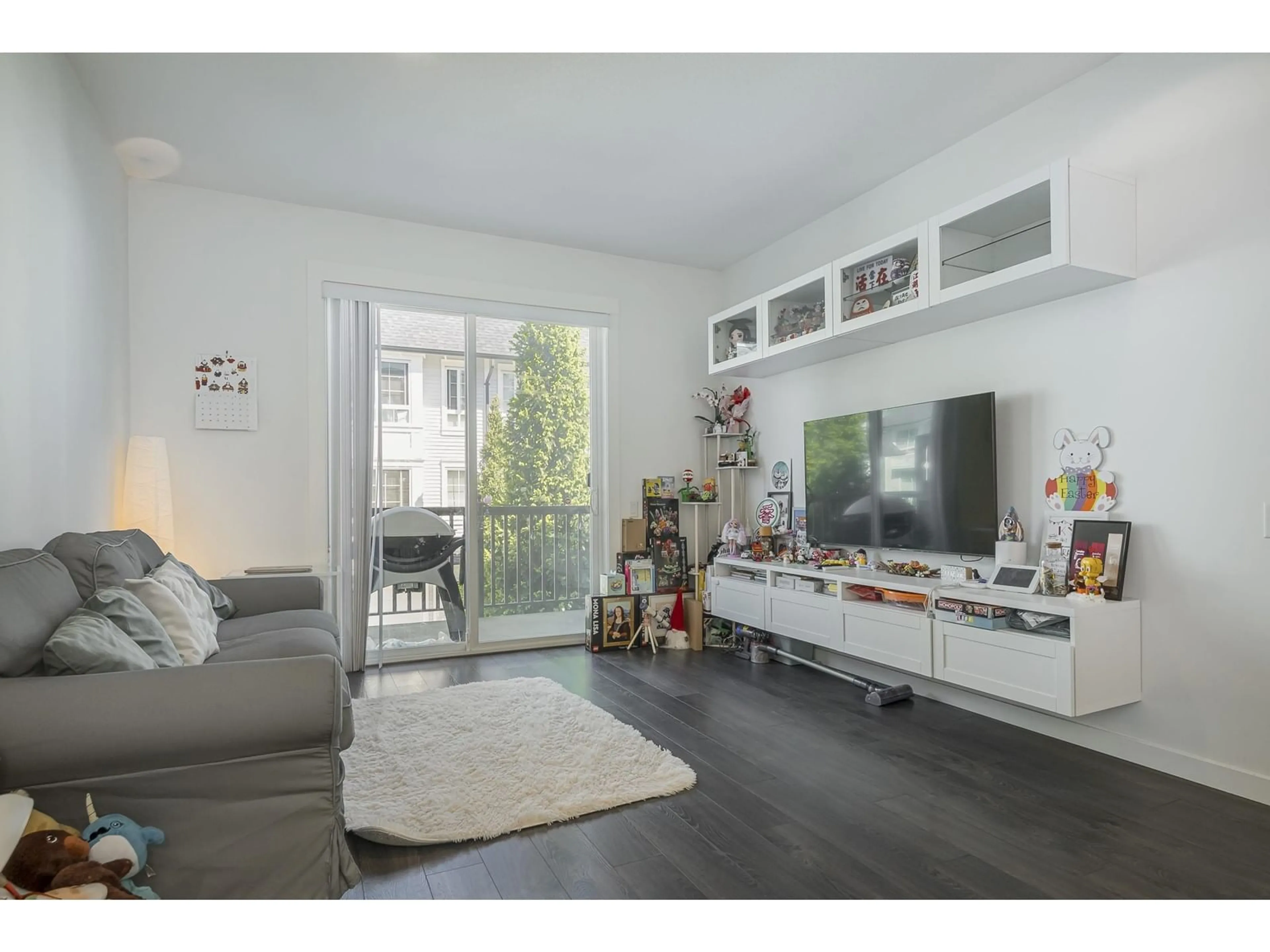 Living room with furniture, wood/laminate floor for 58 - 8476 207A, Langley British Columbia V2Y0S6