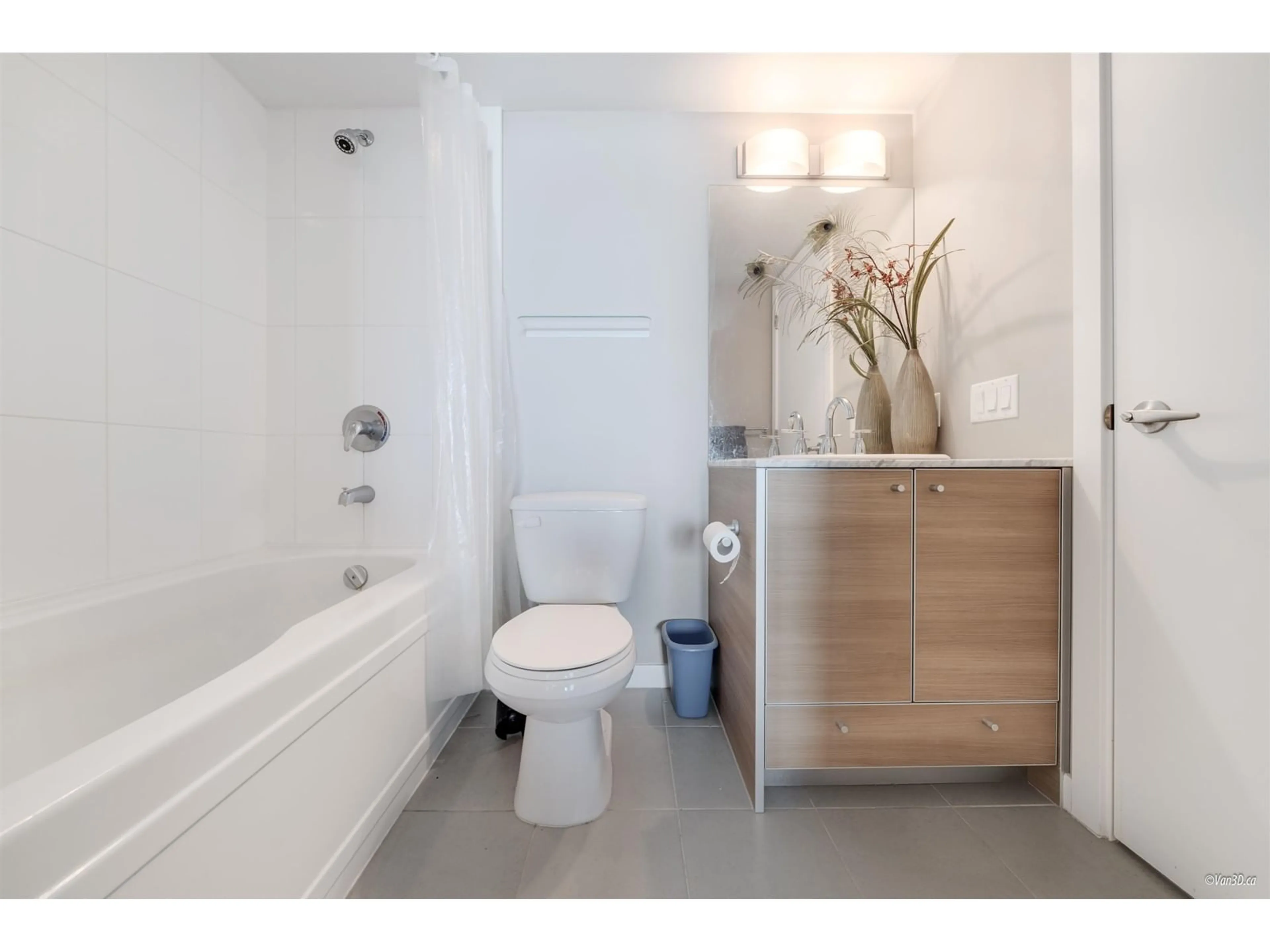 Standard bathroom, ceramic/tile floor for 2510 - 9981 WHALLEY, Surrey British Columbia V3T0G6