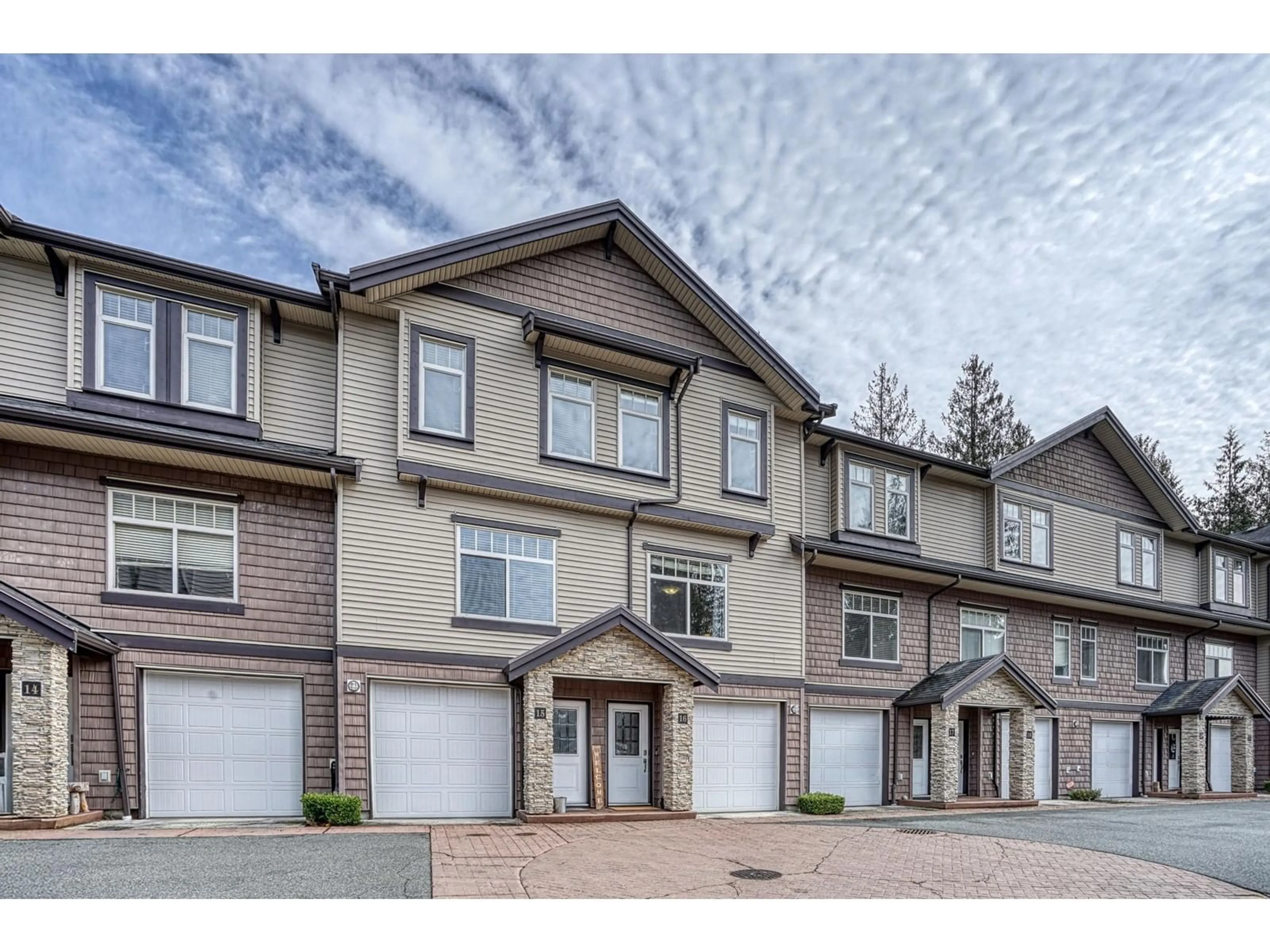 A pic from outside/outdoor area/front of a property/back of a property/a pic from drone, street for 16 - 2950 LEFEUVRE, Abbotsford British Columbia V4X0B2