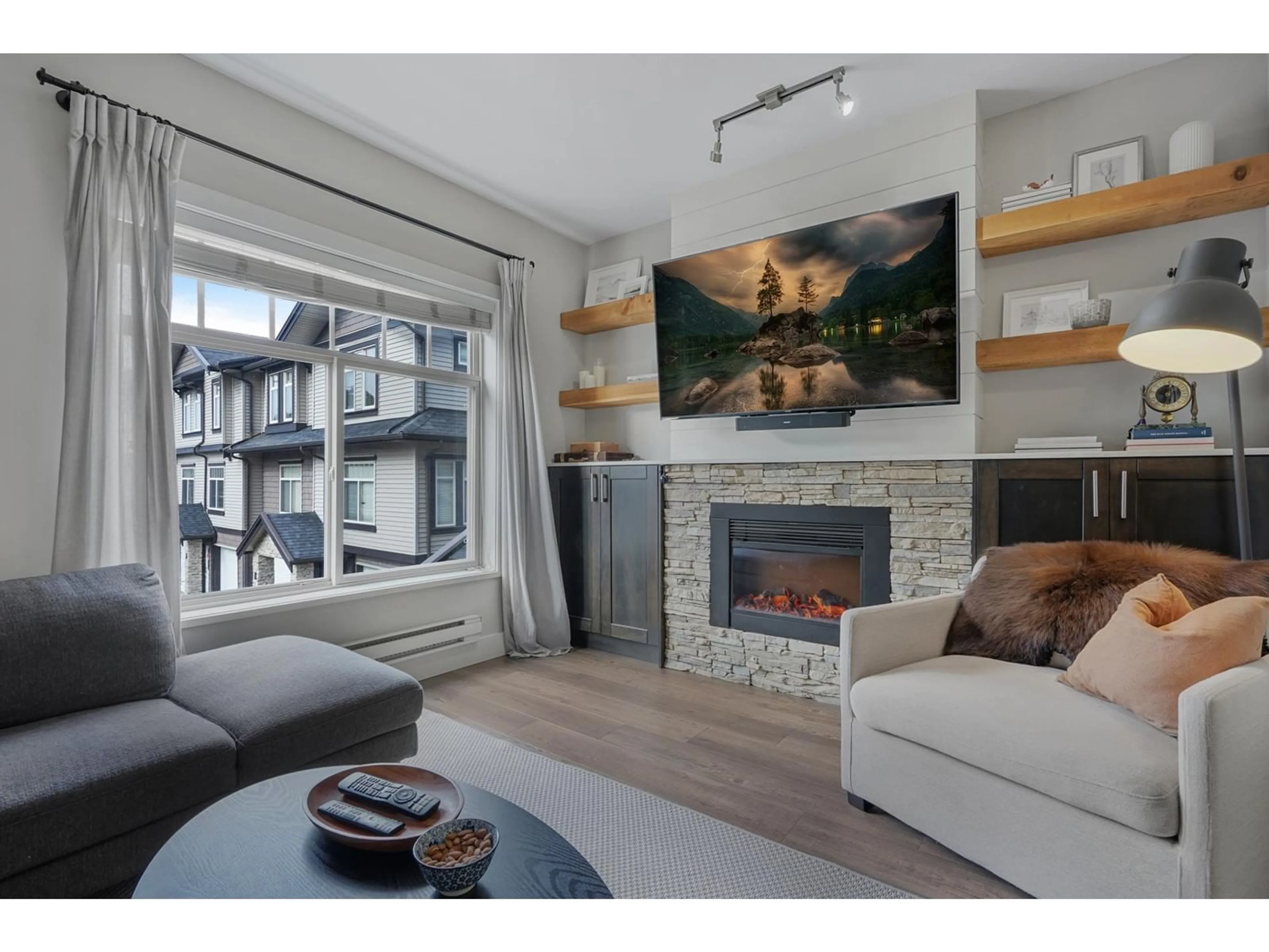 Living room with furniture, wood/laminate floor for 16 - 2950 LEFEUVRE, Abbotsford British Columbia V4X0B2