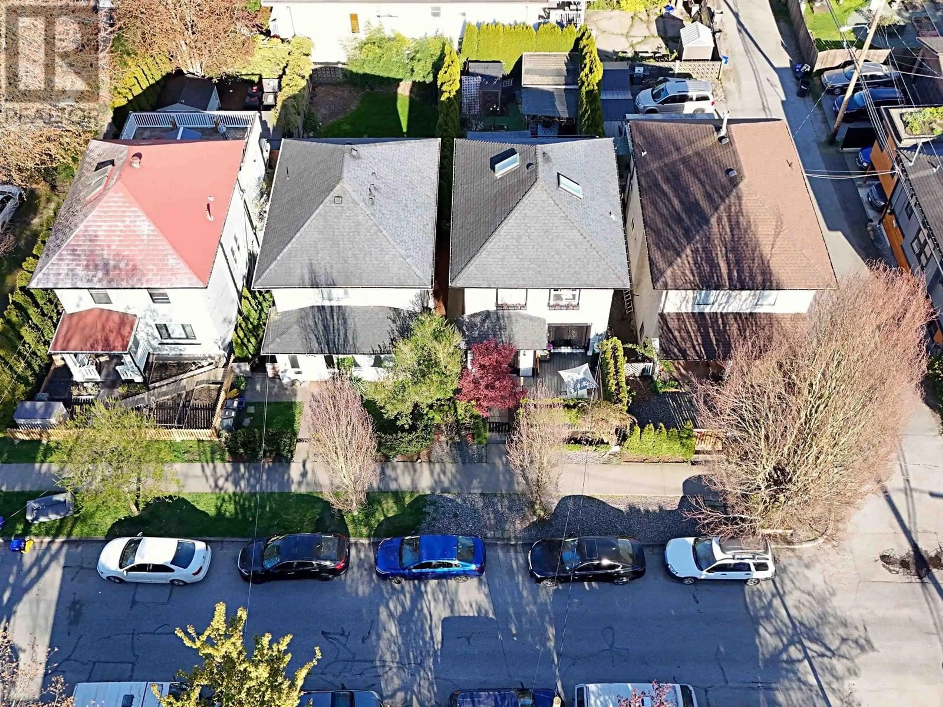 A pic from outside/outdoor area/front of a property/back of a property/a pic from drone, street for 3516 SOPHIA STREET, Vancouver British Columbia V5V3T8