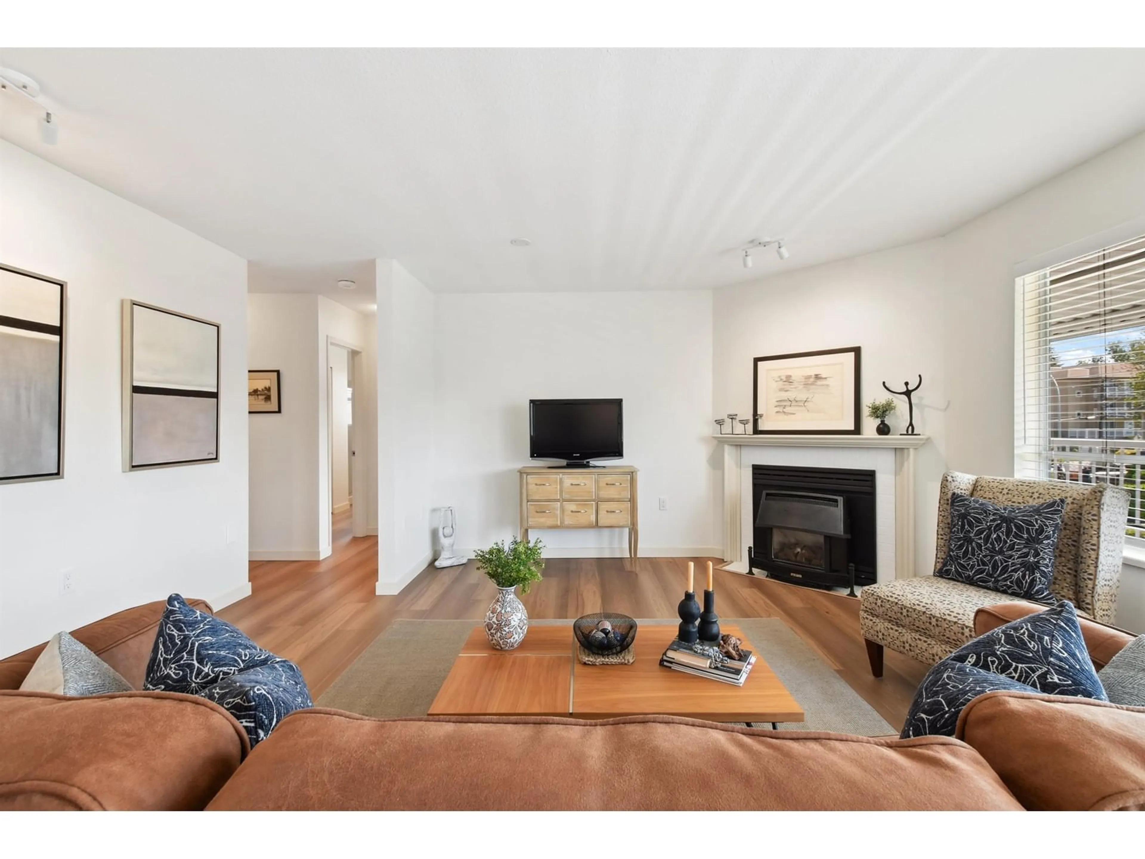 Living room with furniture, unknown for 10 - 2475 EMERSON, Abbotsford British Columbia V2T4W5