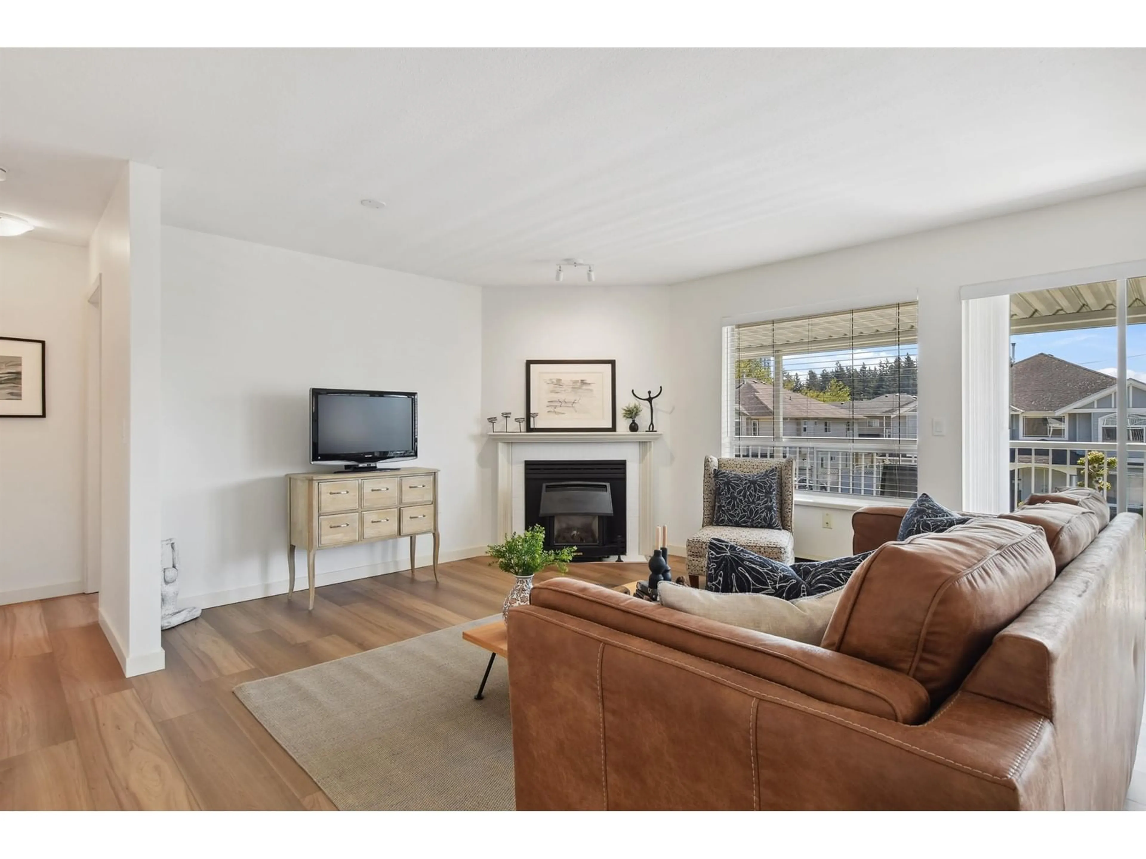 Living room with furniture, unknown for 10 - 2475 EMERSON, Abbotsford British Columbia V2T4W5
